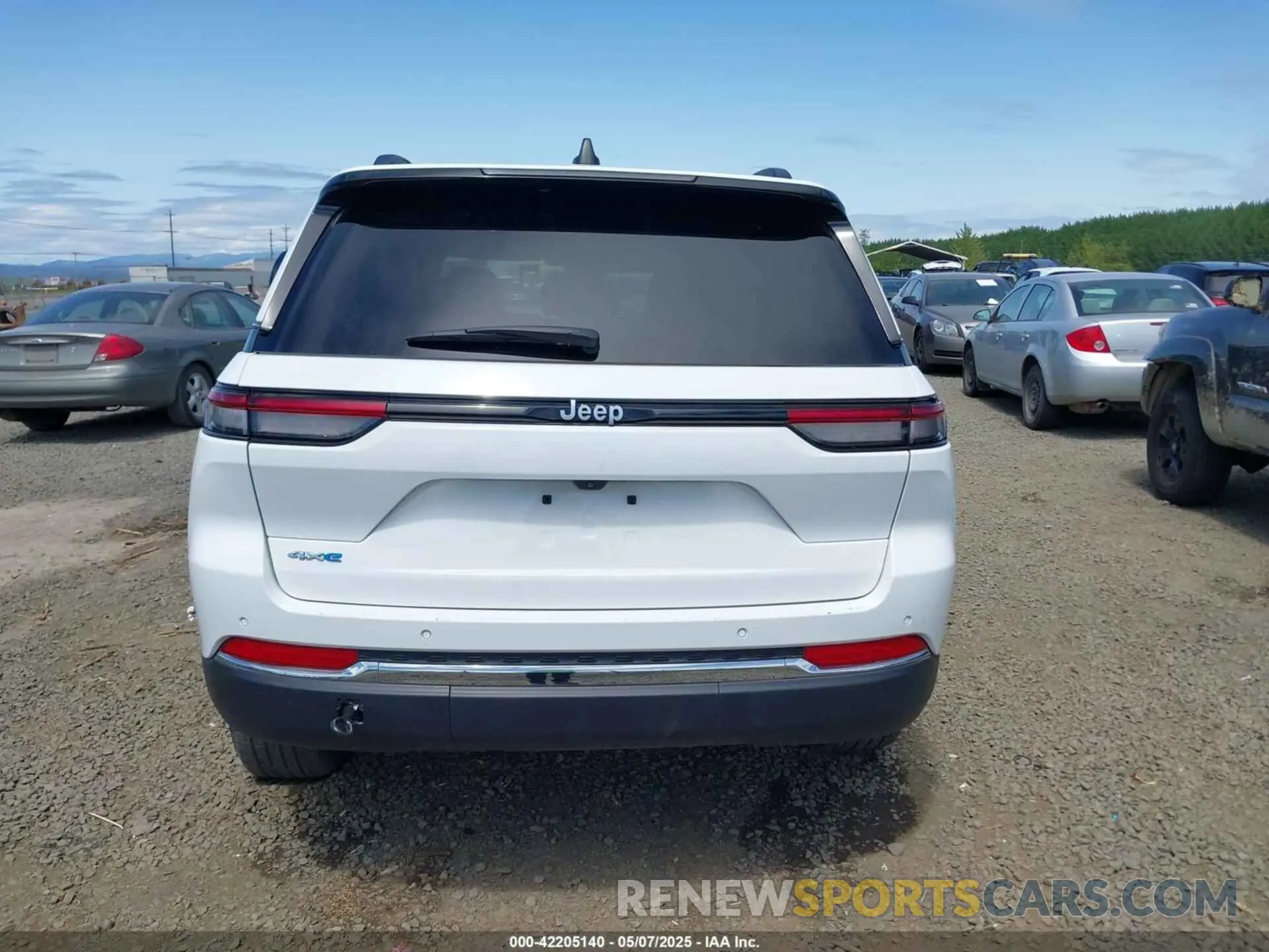 17 Photograph of a damaged car 1C4RJYB60RC120378 JEEP GRAND CHEROKEE 4XE 2024