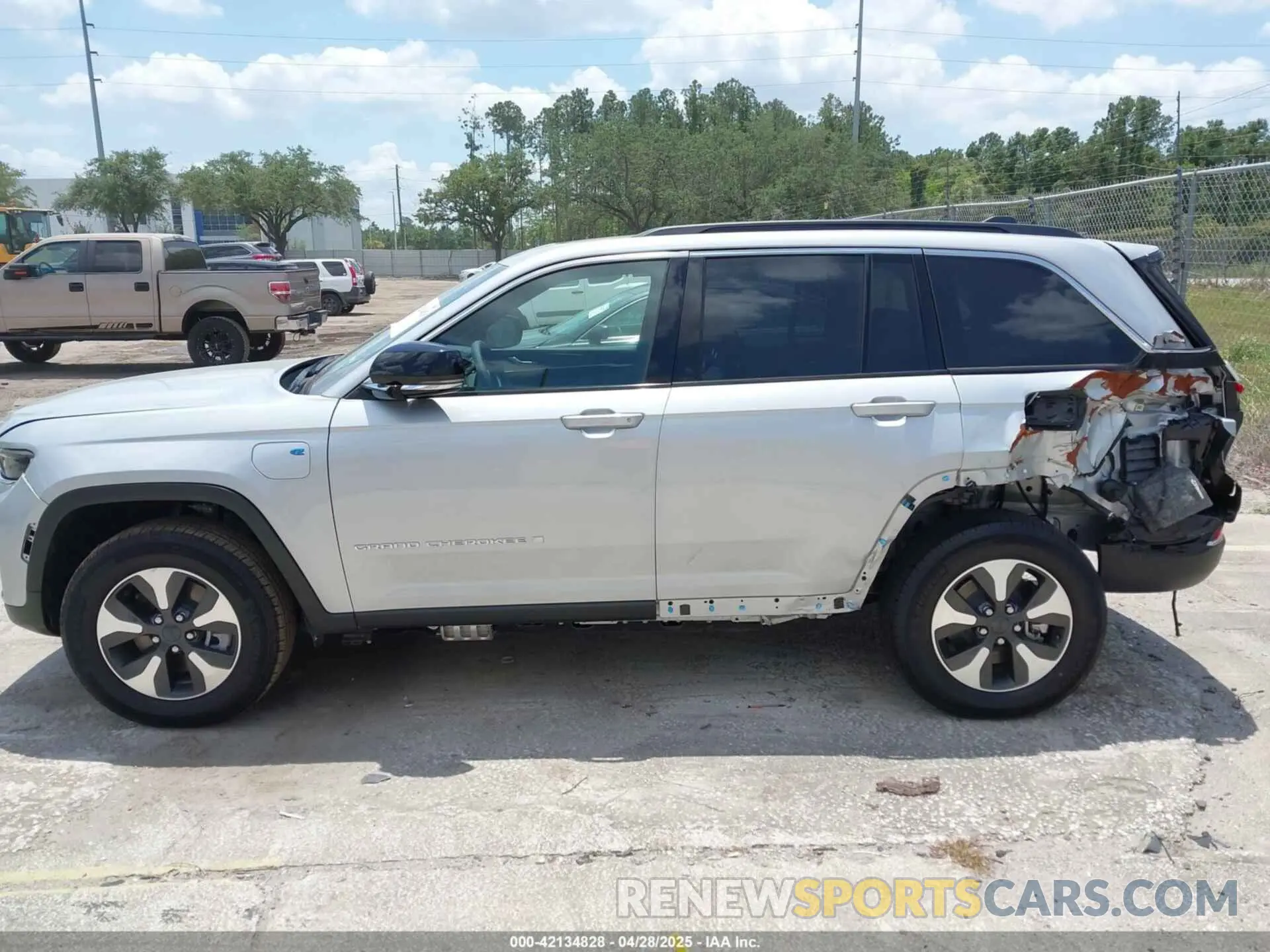14 Photograph of a damaged car 1C4RJYB63RC171521 JEEP GRAND CHEROKEE 4XE 2024