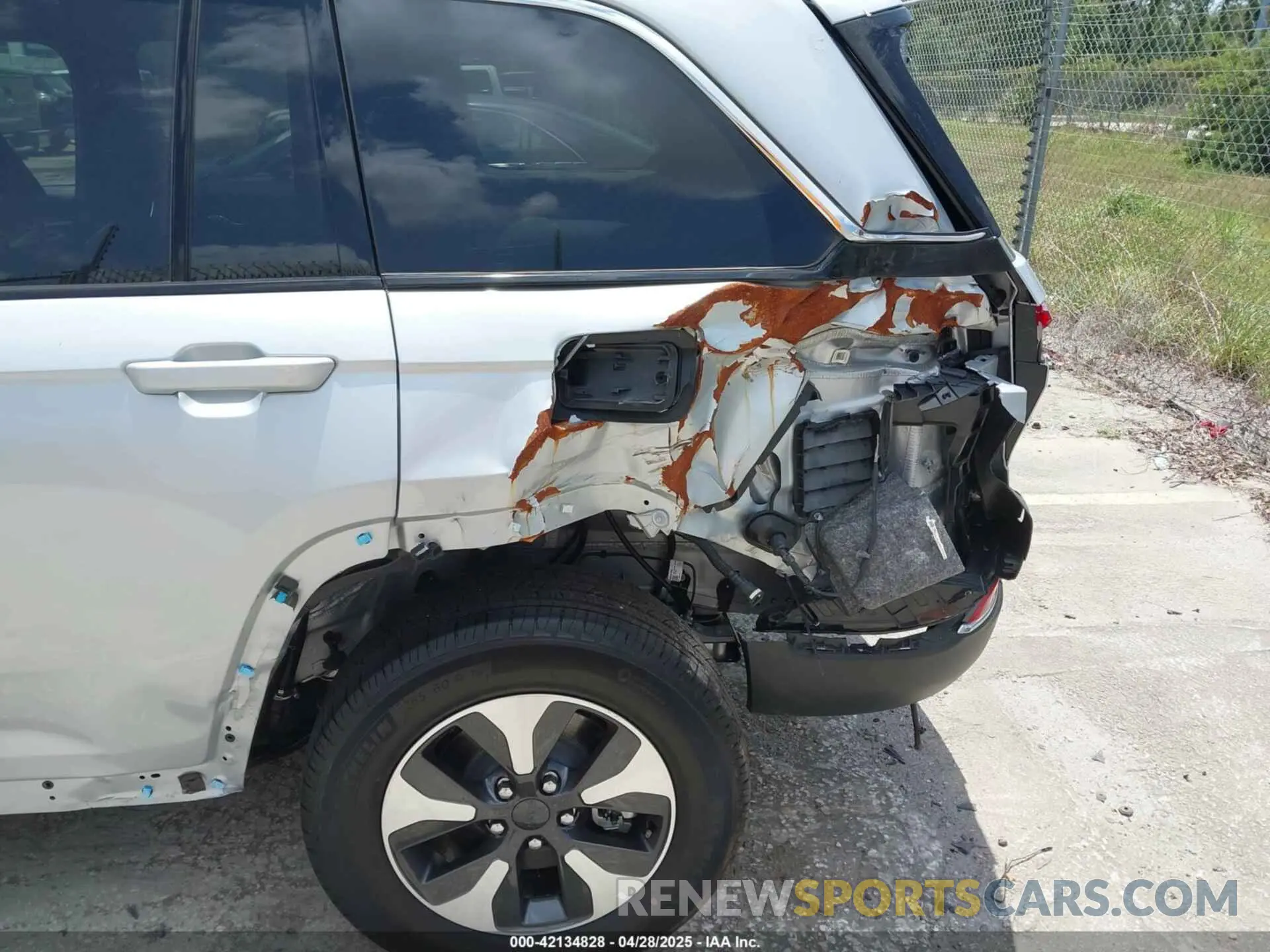 6 Photograph of a damaged car 1C4RJYB63RC171521 JEEP GRAND CHEROKEE 4XE 2024
