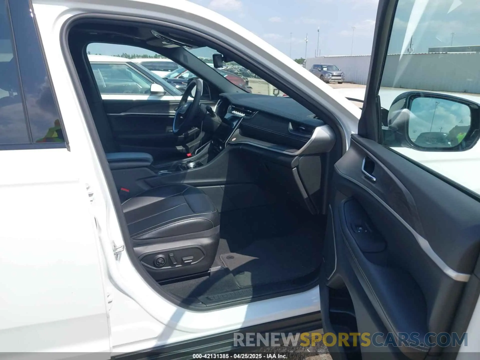 5 Photograph of a damaged car 1C4RJYB64R8518793 JEEP GRAND CHEROKEE 4XE 2024