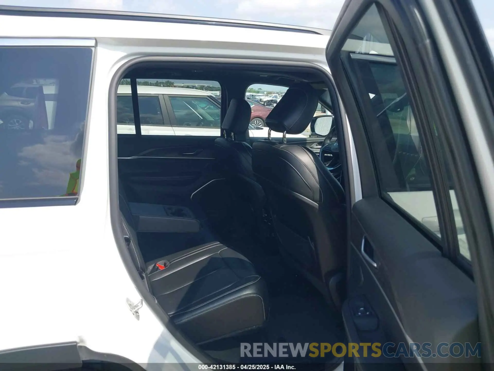 8 Photograph of a damaged car 1C4RJYB64R8518793 JEEP GRAND CHEROKEE 4XE 2024