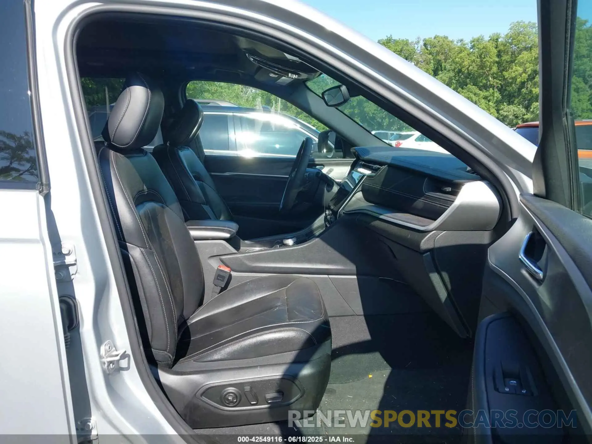 5 Photograph of a damaged car 1C4RJYB67R8516567 JEEP GRAND CHEROKEE 4XE 2024