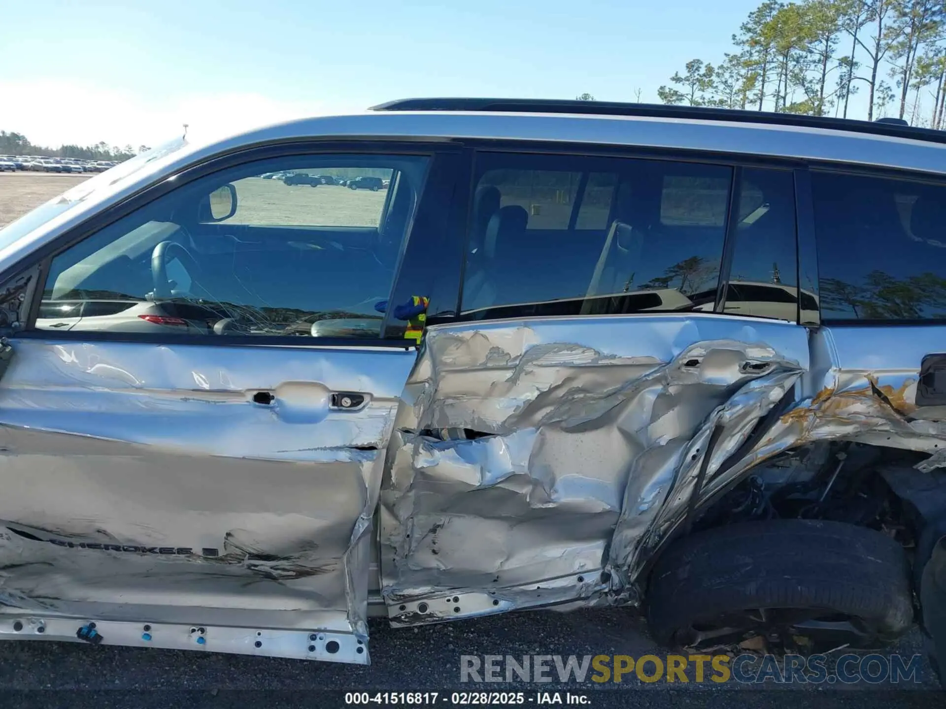 14 Photograph of a damaged car 1C4RJJAG4M8154384 JEEP GRAND CHEROKEE L 2021