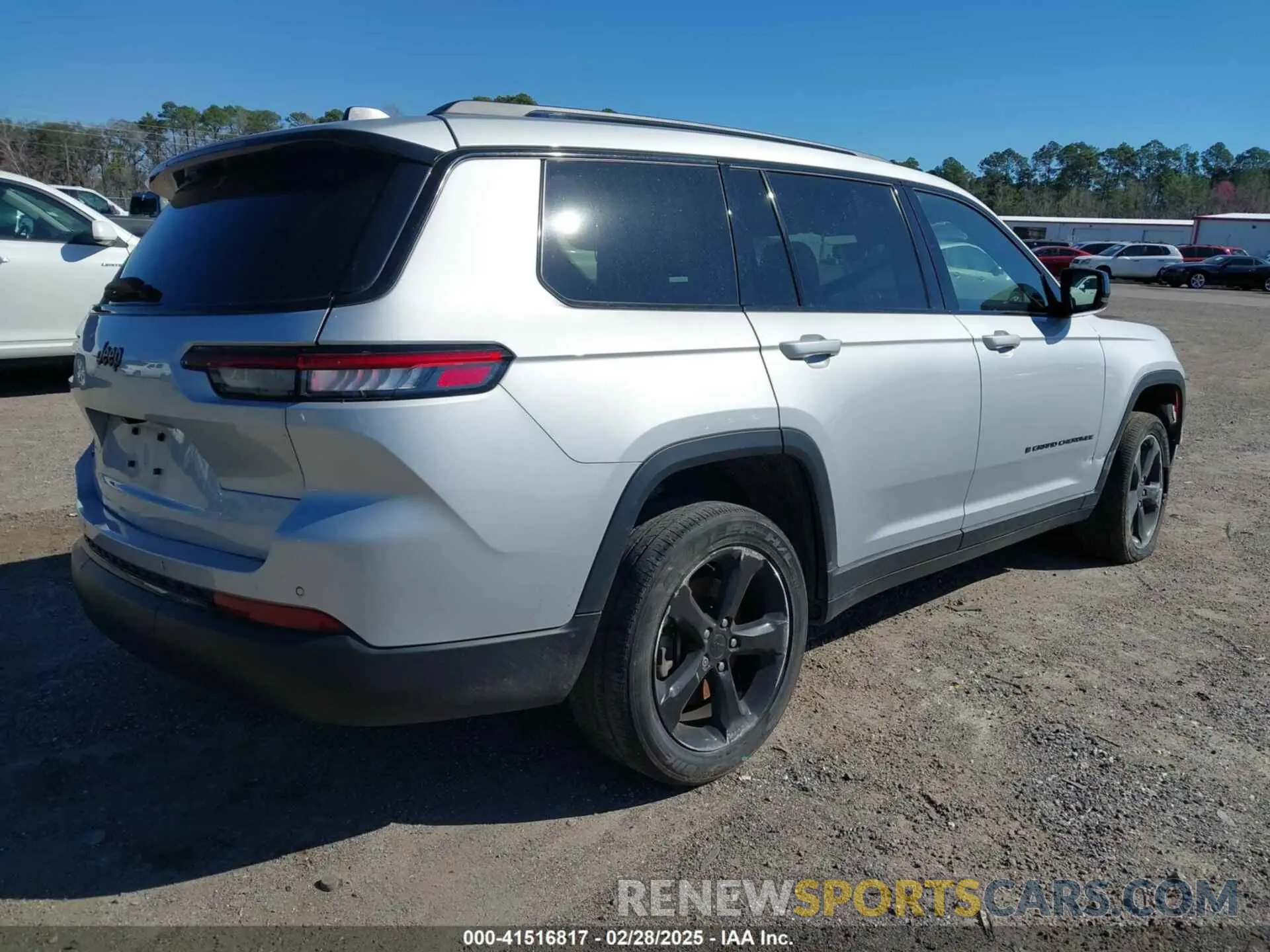 4 Photograph of a damaged car 1C4RJJAG4M8154384 JEEP GRAND CHEROKEE L 2021