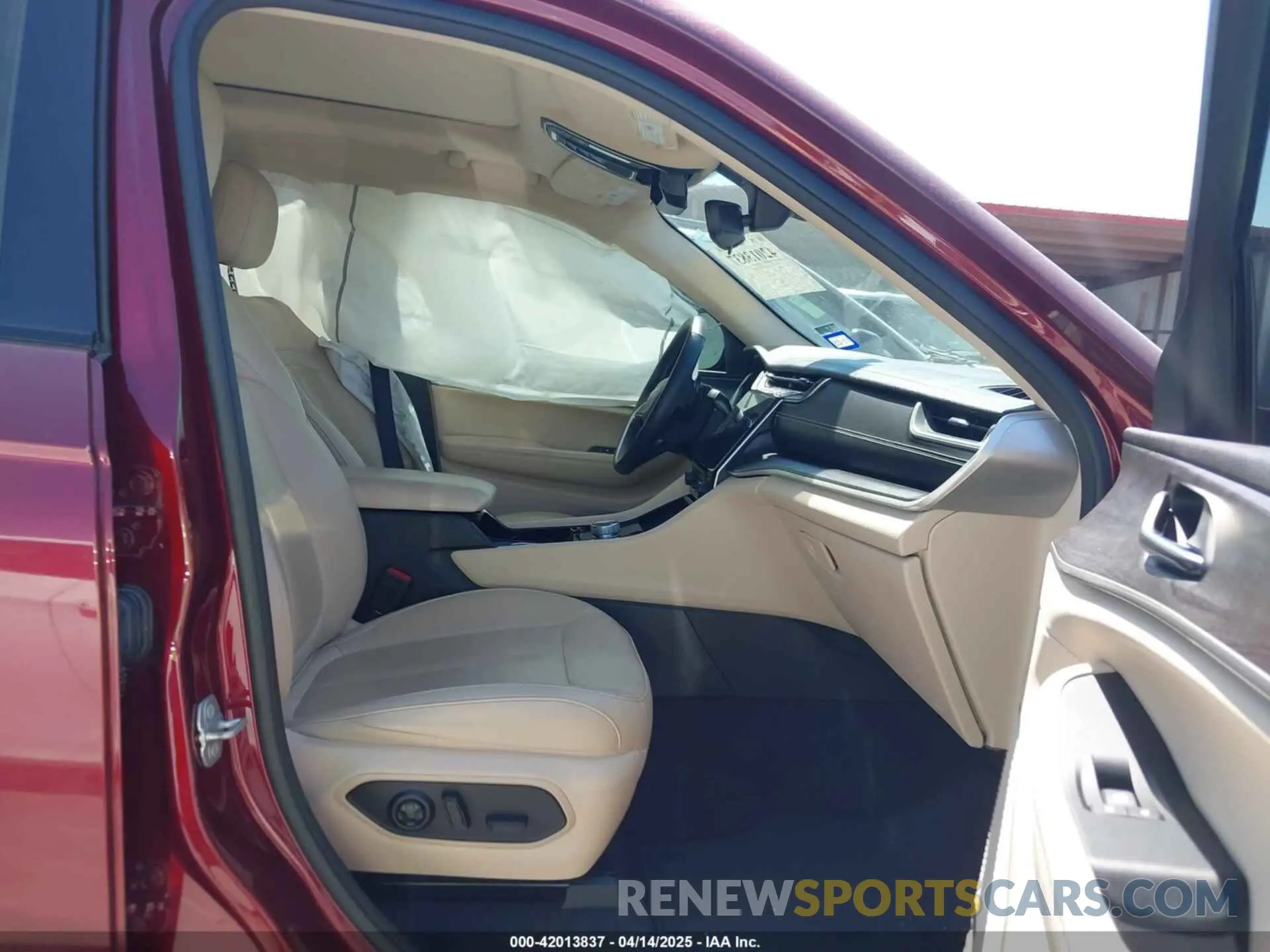 5 Photograph of a damaged car 1C4RJJBG1M8207699 JEEP GRAND CHEROKEE L 2021