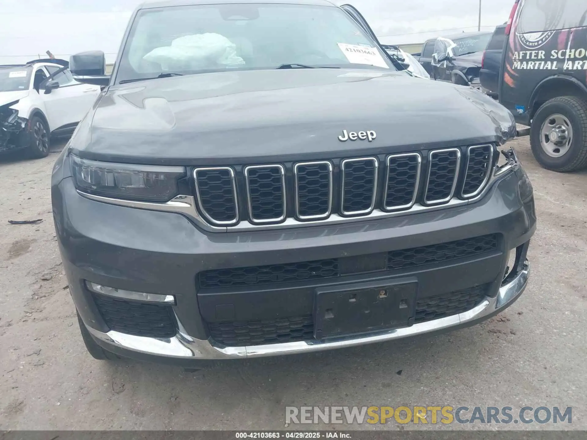 12 Photograph of a damaged car 1C4RJJBG2M8175586 JEEP GRAND CHEROKEE L 2021