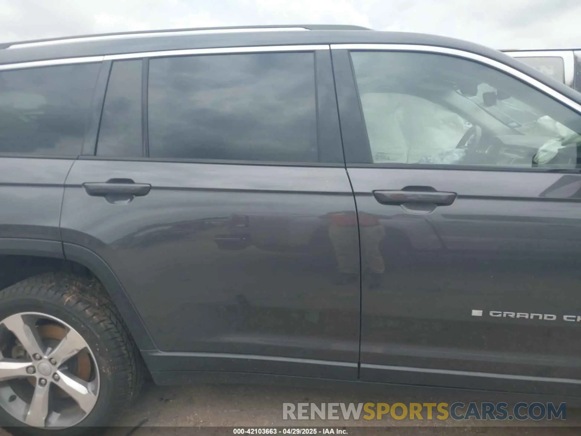 13 Photograph of a damaged car 1C4RJJBG2M8175586 JEEP GRAND CHEROKEE L 2021