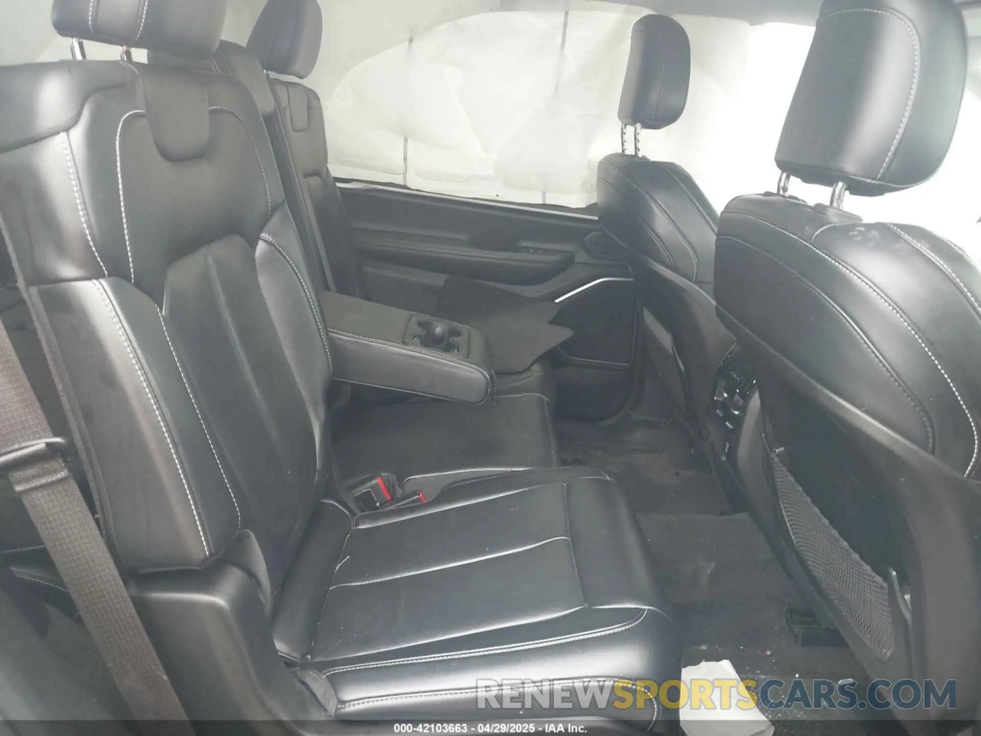 8 Photograph of a damaged car 1C4RJJBG2M8175586 JEEP GRAND CHEROKEE L 2021