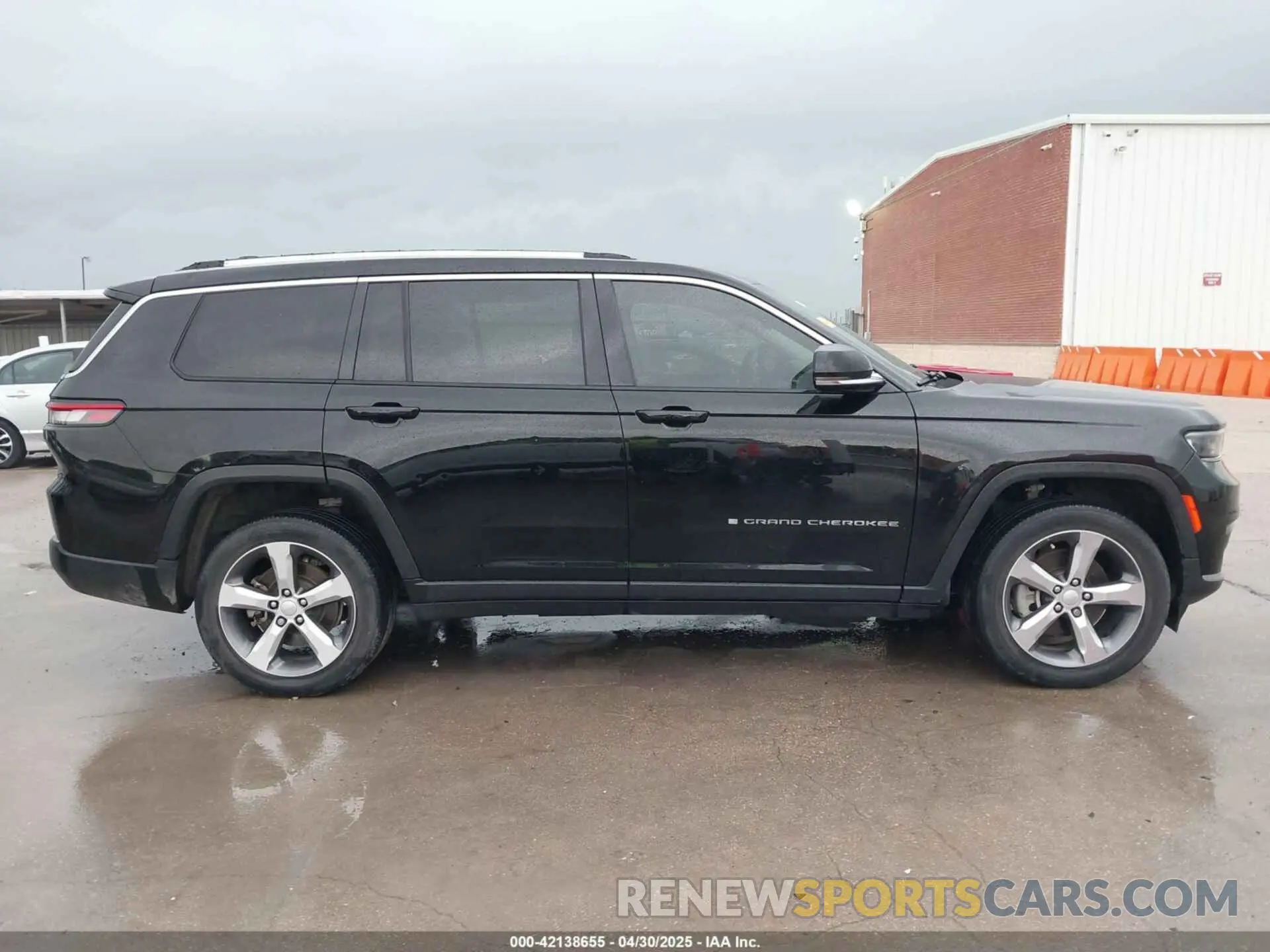 13 Photograph of a damaged car 1C4RJJBG5M8154148 JEEP GRAND CHEROKEE L 2021