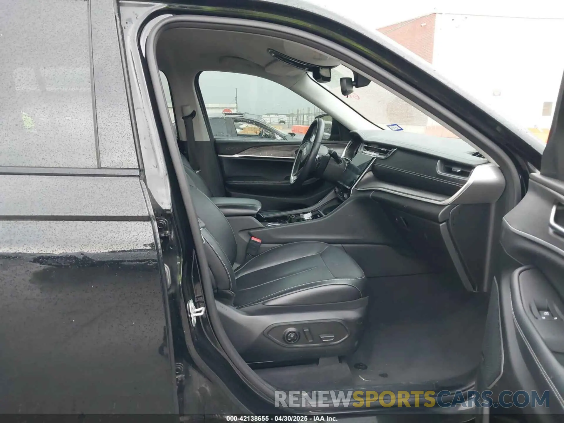 5 Photograph of a damaged car 1C4RJJBG5M8154148 JEEP GRAND CHEROKEE L 2021