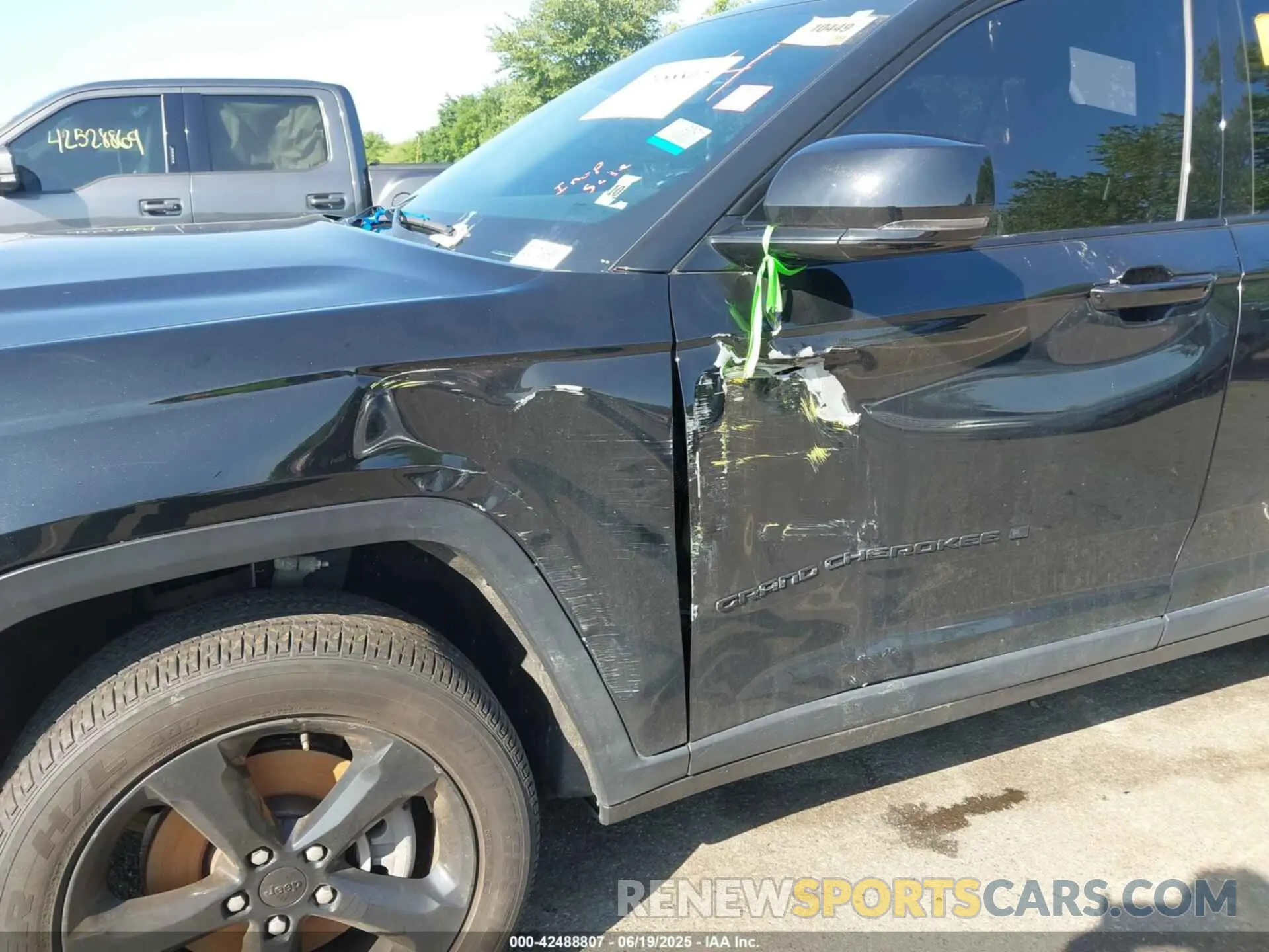 18 Photograph of a damaged car 1C4RJKAG2M8151506 JEEP GRAND CHEROKEE L 2021