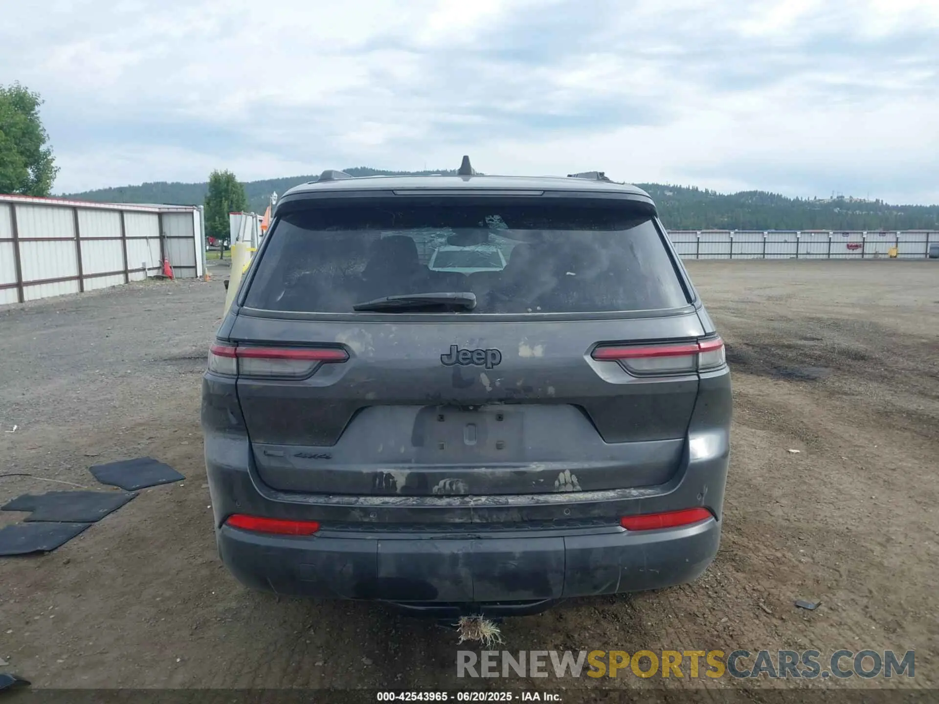 17 Photograph of a damaged car 1C4RJKAG5M8209107 JEEP GRAND CHEROKEE L 2021