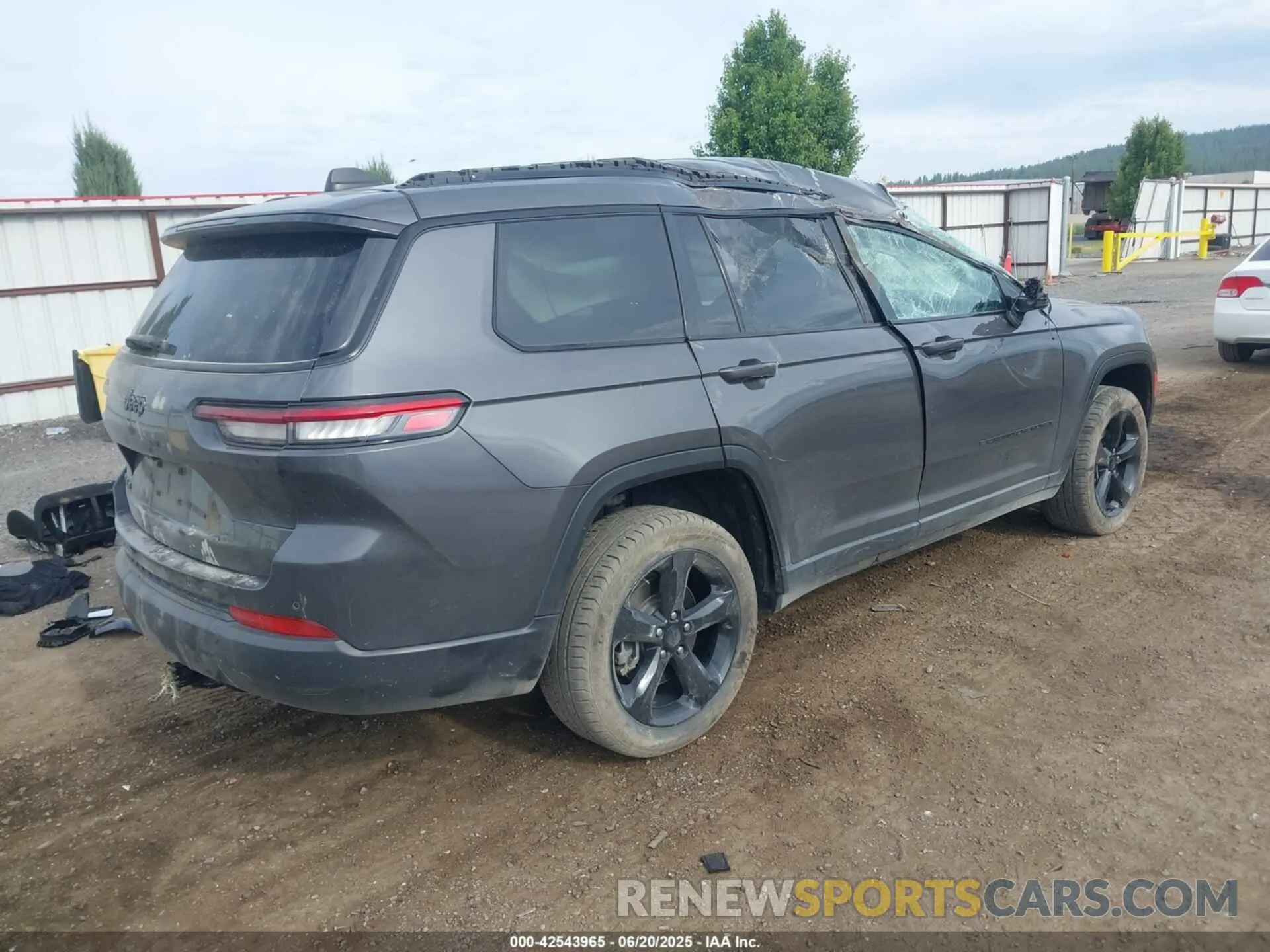 4 Photograph of a damaged car 1C4RJKAG5M8209107 JEEP GRAND CHEROKEE L 2021