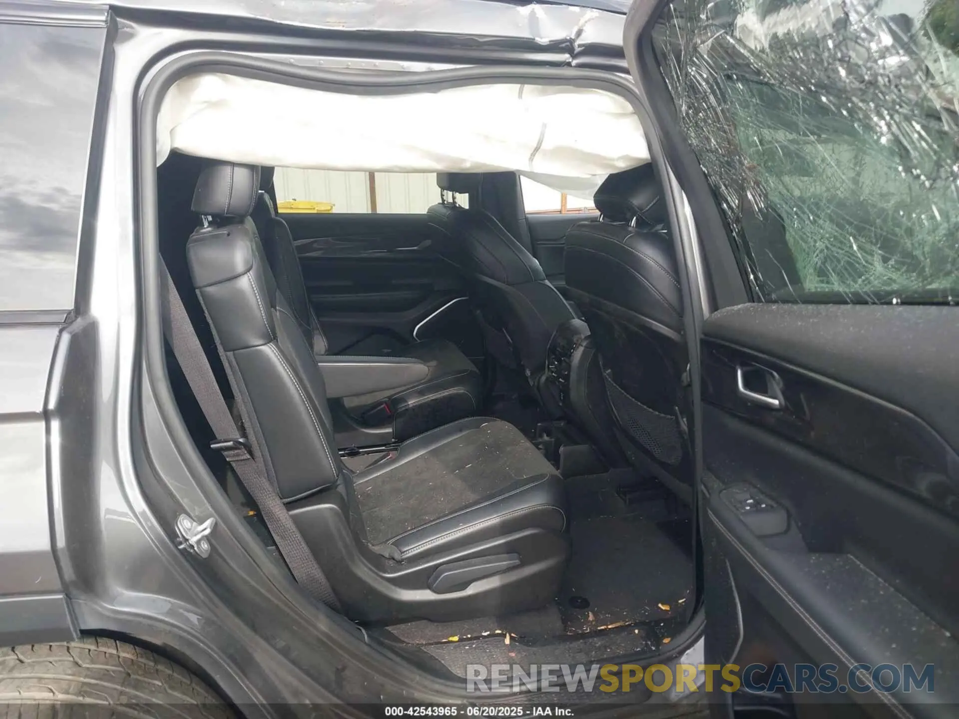 8 Photograph of a damaged car 1C4RJKAG5M8209107 JEEP GRAND CHEROKEE L 2021