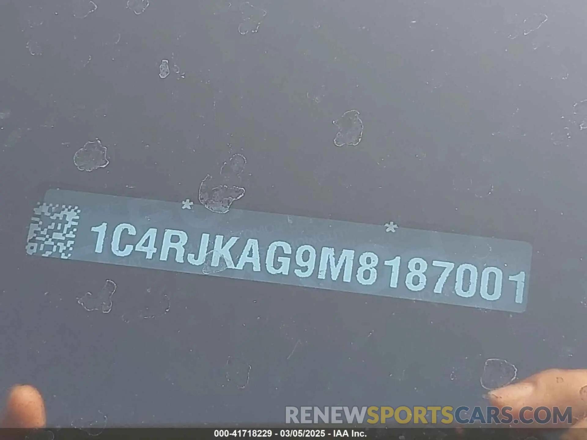 18 Photograph of a damaged car 1C4RJKAG9M8187001 JEEP GRAND CHEROKEE L 2021