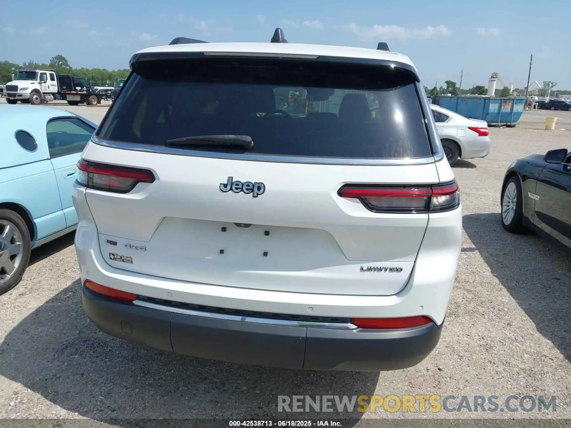 16 Photograph of a damaged car 1C4RJKBG0M8202547 JEEP GRAND CHEROKEE L 2021