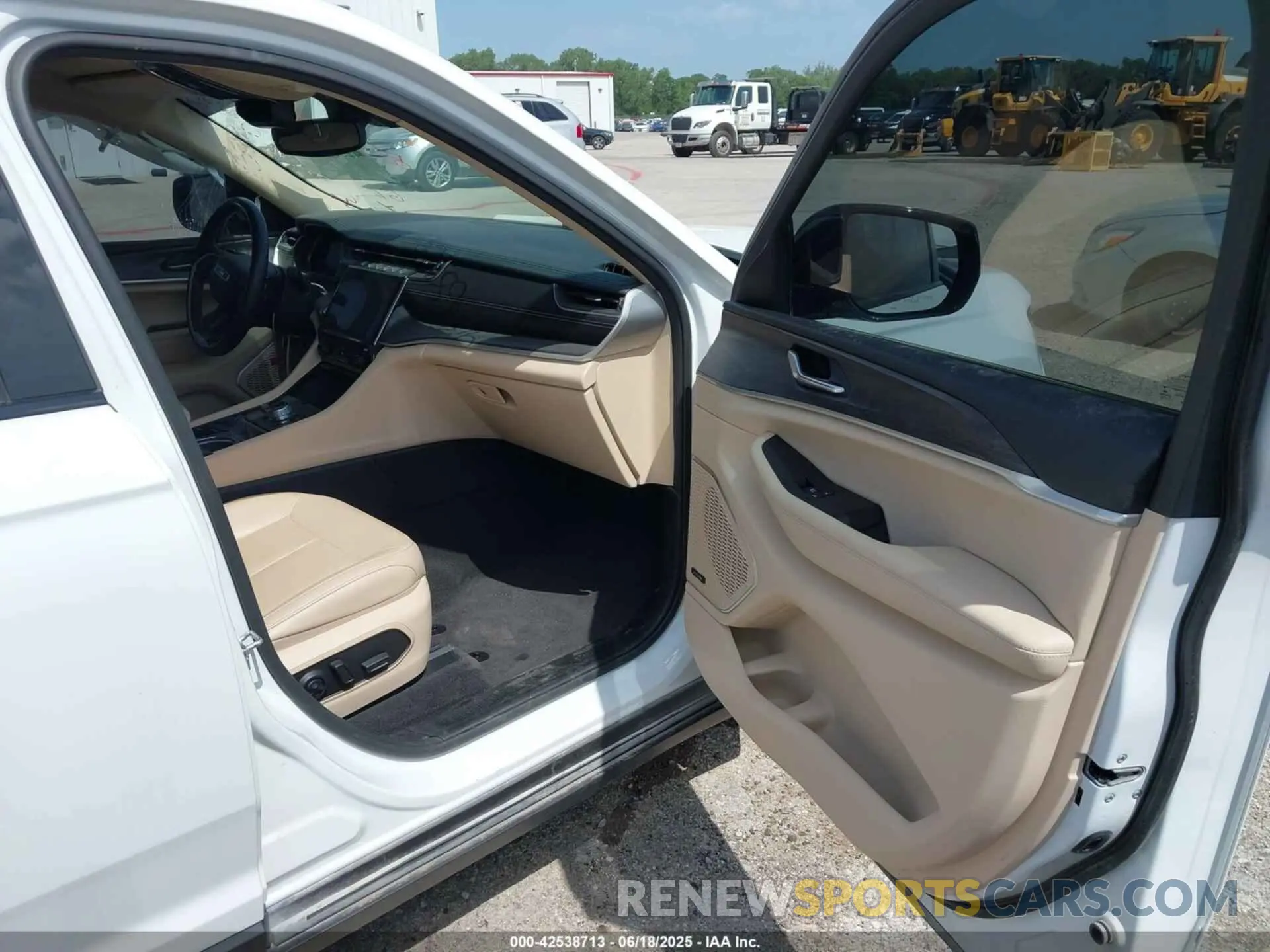 5 Photograph of a damaged car 1C4RJKBG0M8202547 JEEP GRAND CHEROKEE L 2021