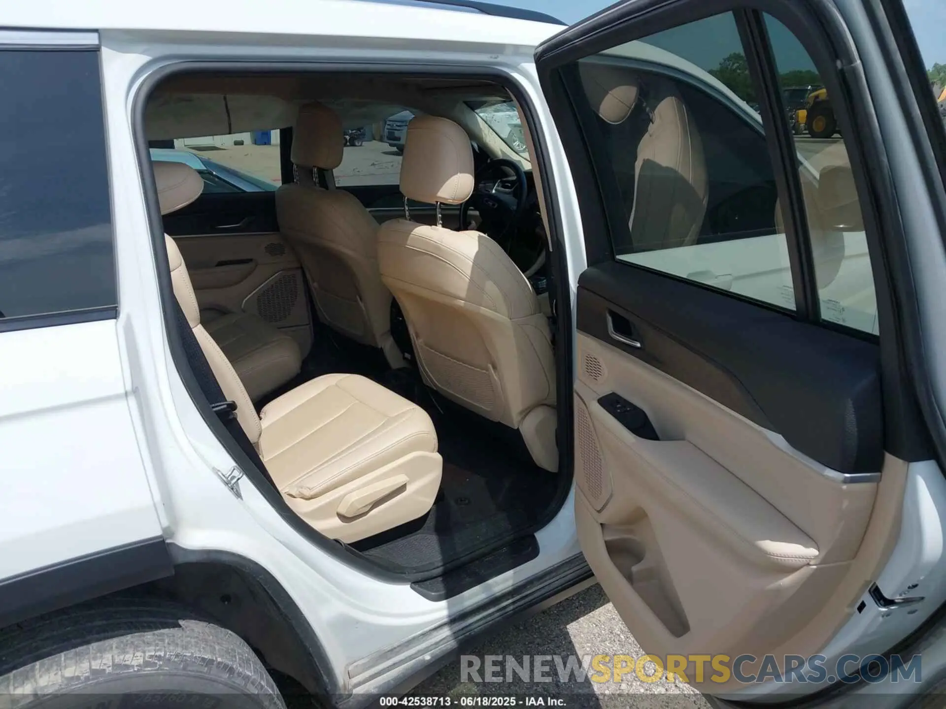 8 Photograph of a damaged car 1C4RJKBG0M8202547 JEEP GRAND CHEROKEE L 2021