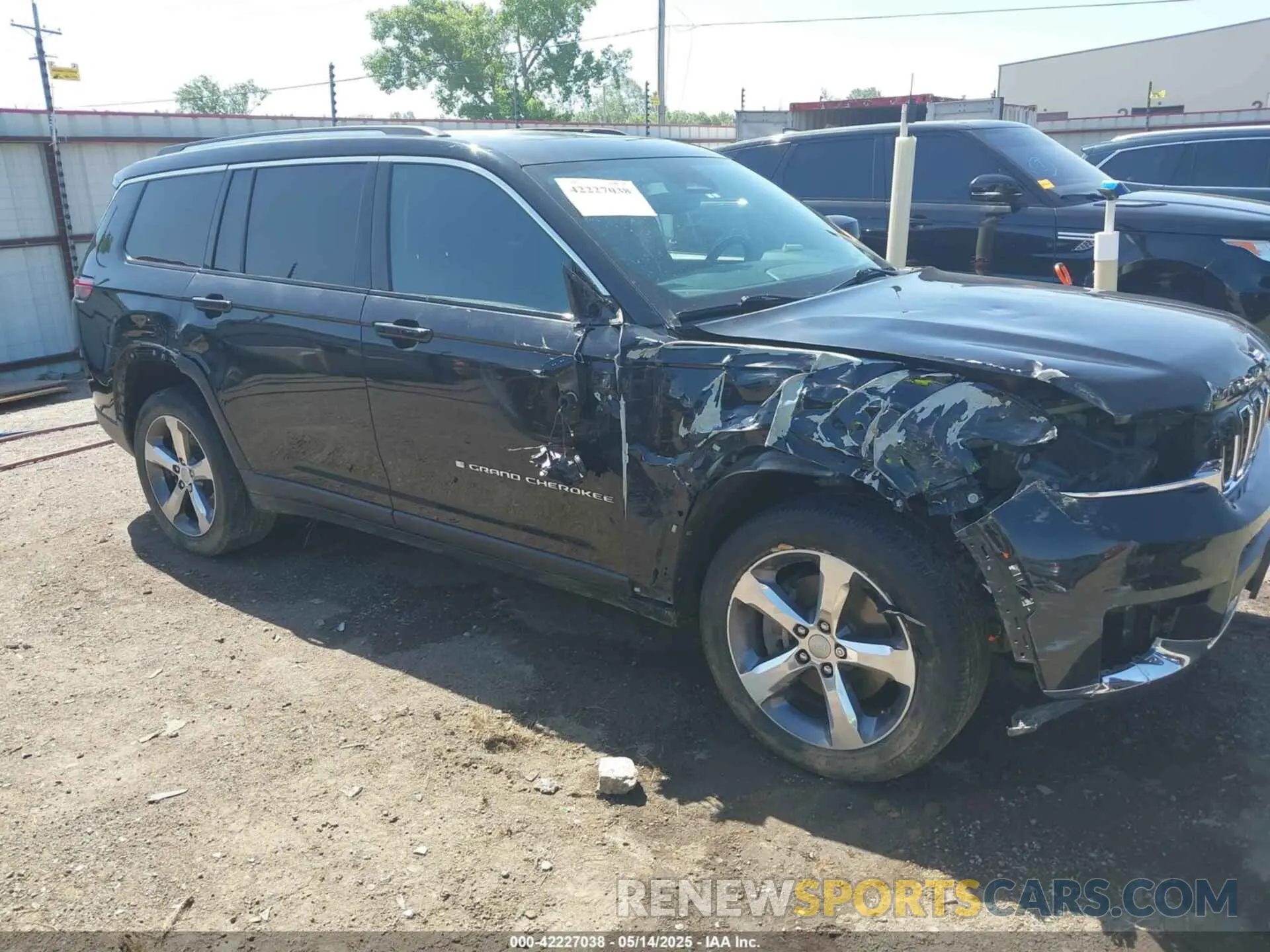 13 Photograph of a damaged car 1C4RJKBG1M8105003 JEEP GRAND CHEROKEE L 2021