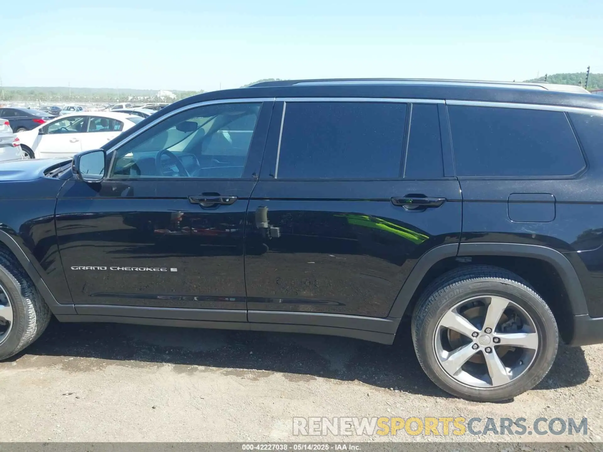 14 Photograph of a damaged car 1C4RJKBG1M8105003 JEEP GRAND CHEROKEE L 2021