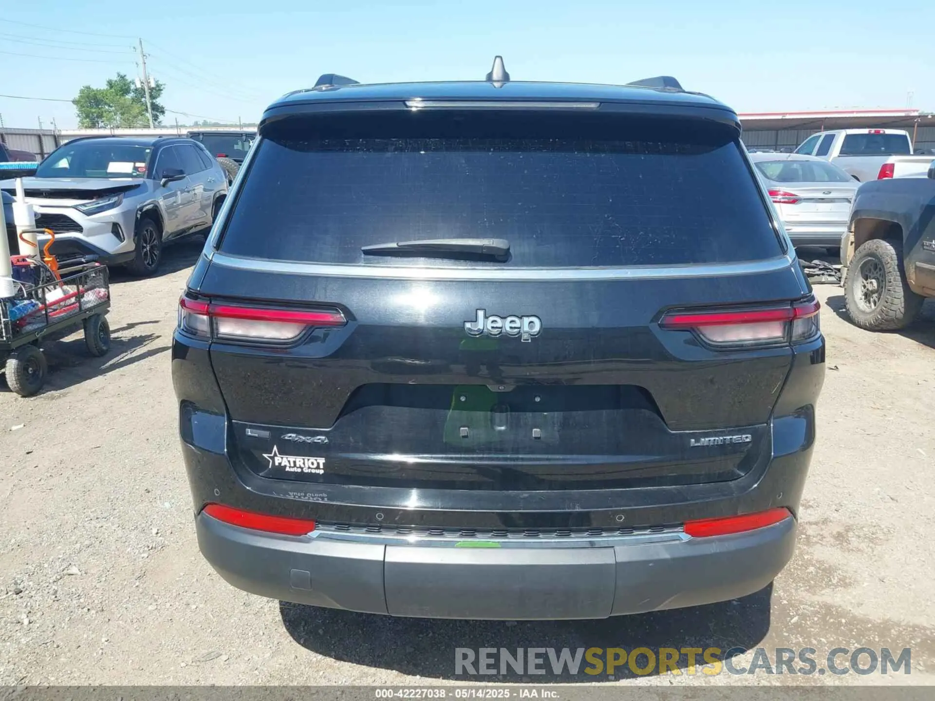 16 Photograph of a damaged car 1C4RJKBG1M8105003 JEEP GRAND CHEROKEE L 2021