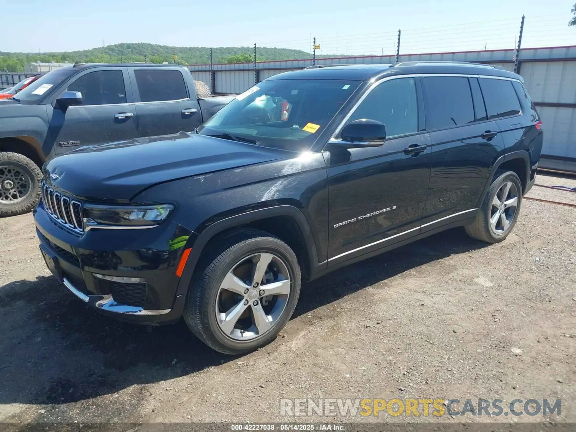 2 Photograph of a damaged car 1C4RJKBG1M8105003 JEEP GRAND CHEROKEE L 2021