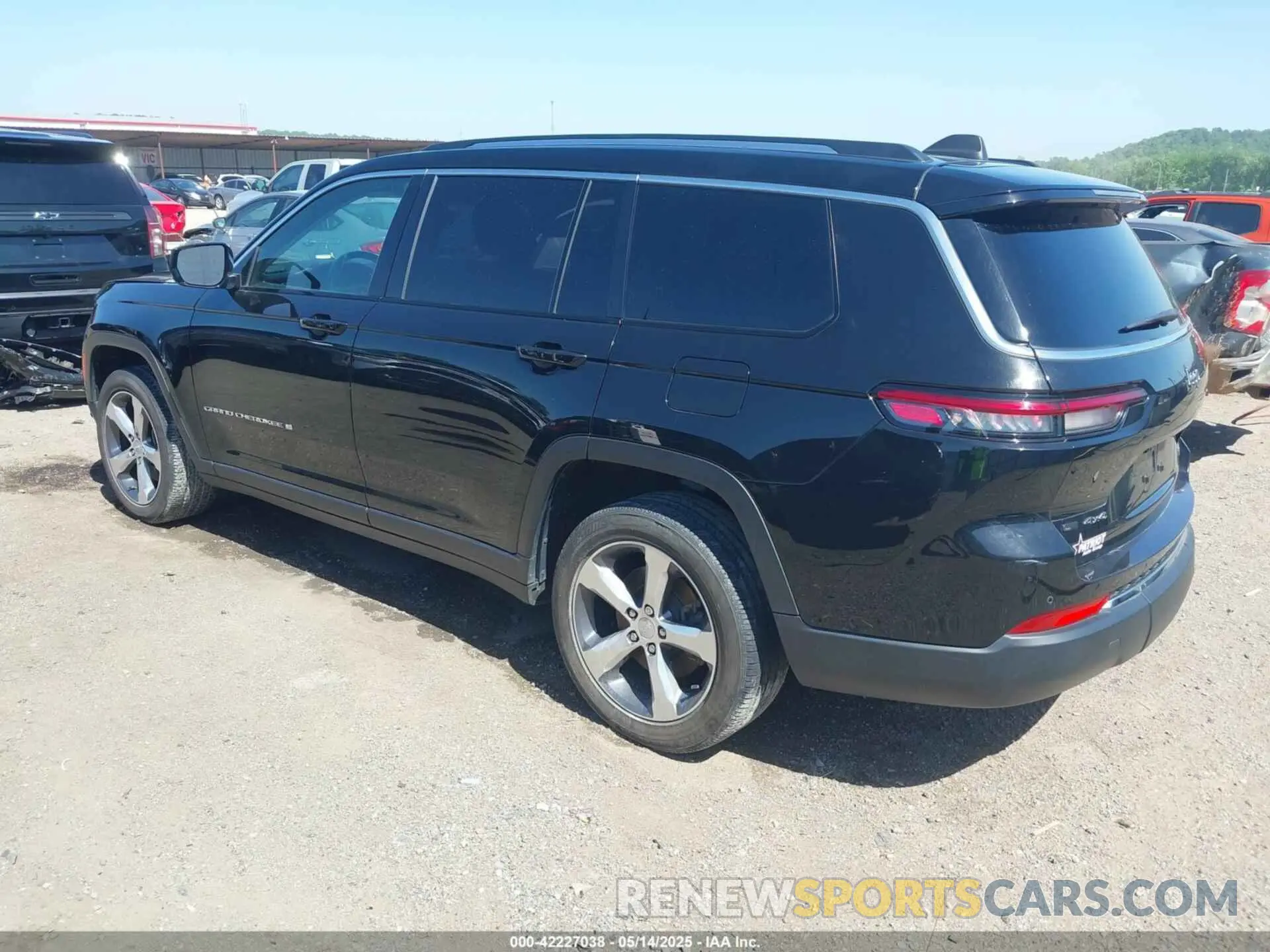 3 Photograph of a damaged car 1C4RJKBG1M8105003 JEEP GRAND CHEROKEE L 2021