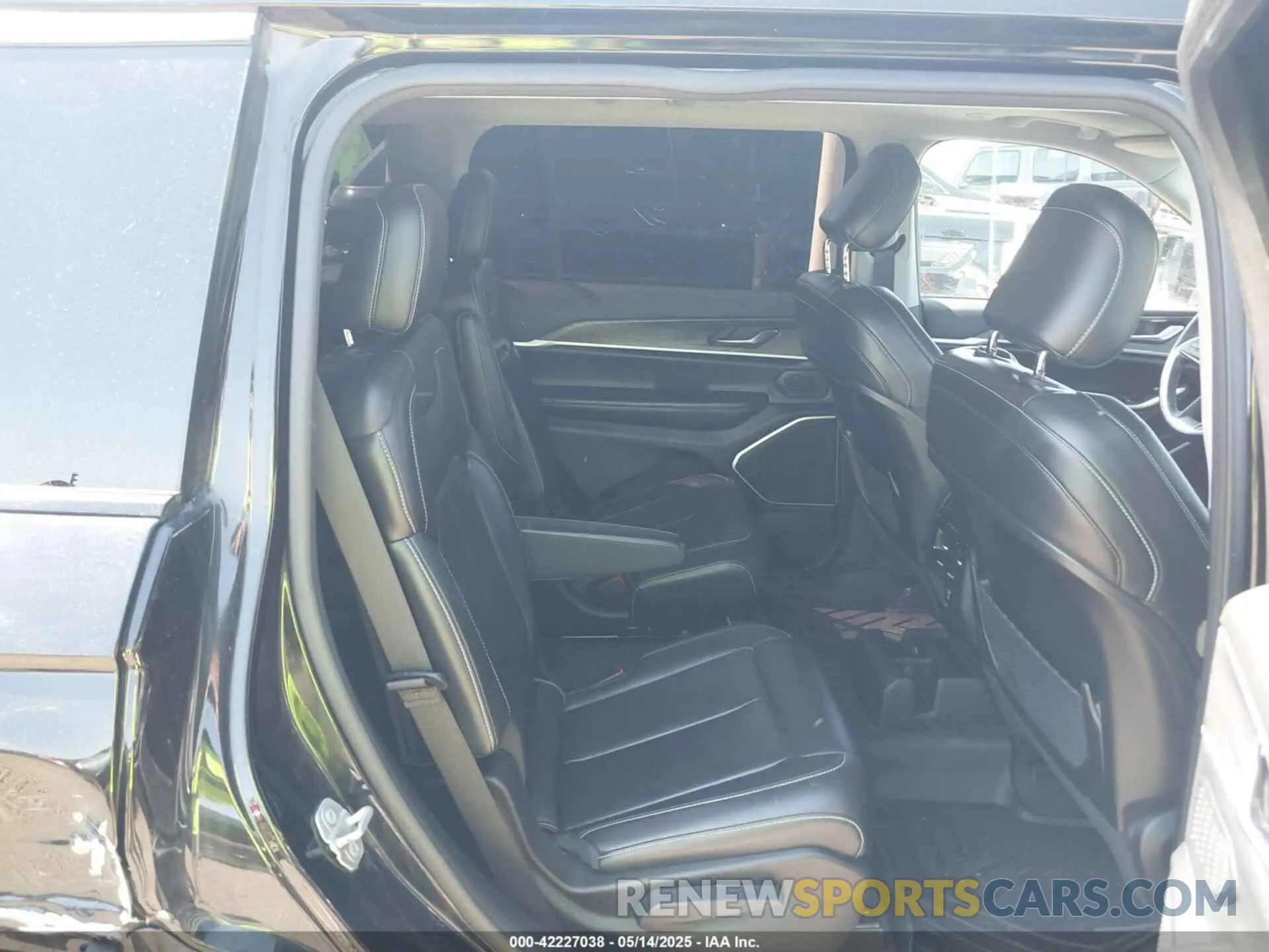 8 Photograph of a damaged car 1C4RJKBG1M8105003 JEEP GRAND CHEROKEE L 2021