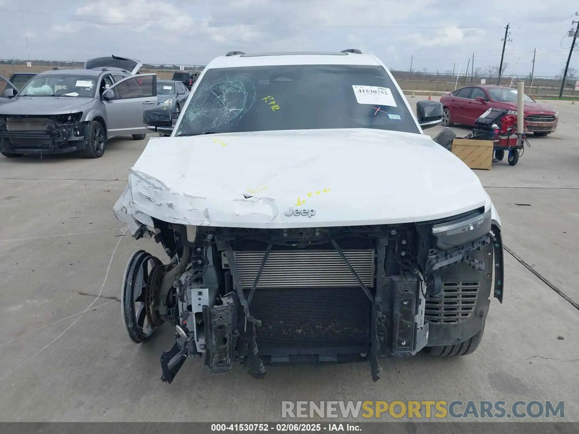 12 Photograph of a damaged car 1C4RJKBG1M8106569 JEEP GRAND CHEROKEE L 2021