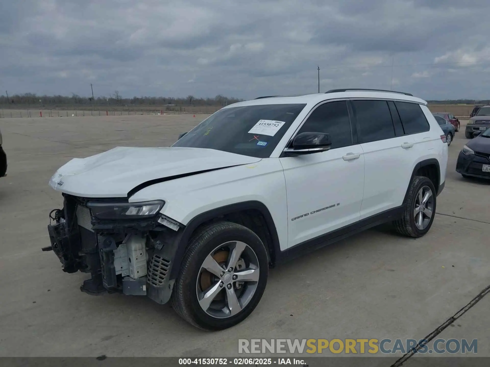 2 Photograph of a damaged car 1C4RJKBG1M8106569 JEEP GRAND CHEROKEE L 2021