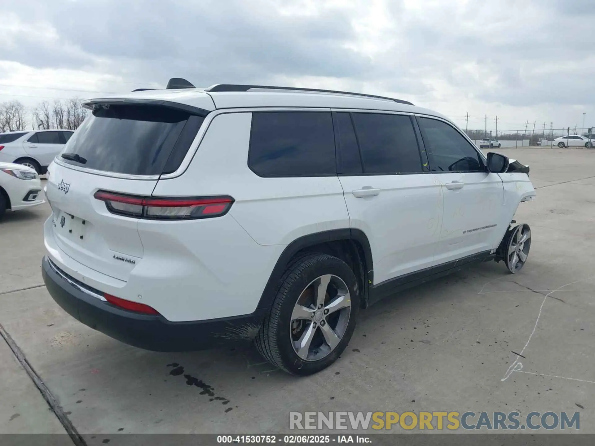 4 Photograph of a damaged car 1C4RJKBG1M8106569 JEEP GRAND CHEROKEE L 2021