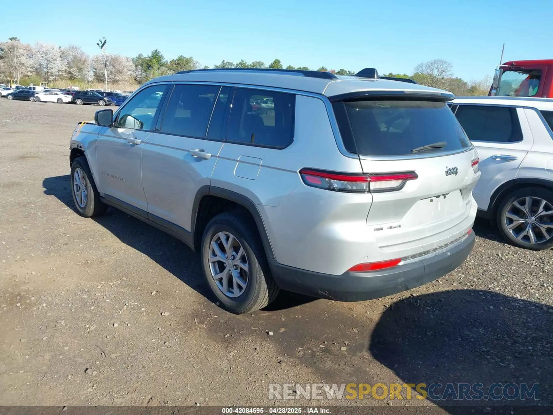 3 Photograph of a damaged car 1C4RJKBG1M8109598 JEEP GRAND CHEROKEE L 2021