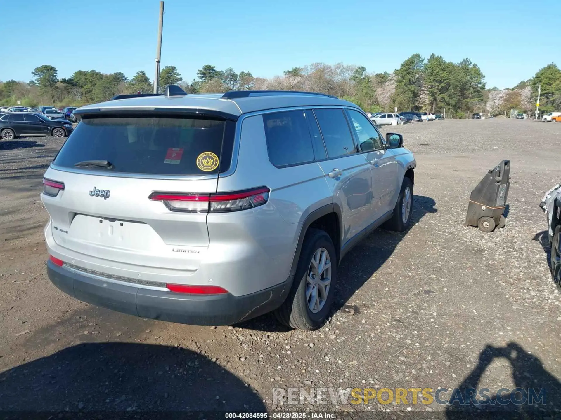 4 Photograph of a damaged car 1C4RJKBG1M8109598 JEEP GRAND CHEROKEE L 2021