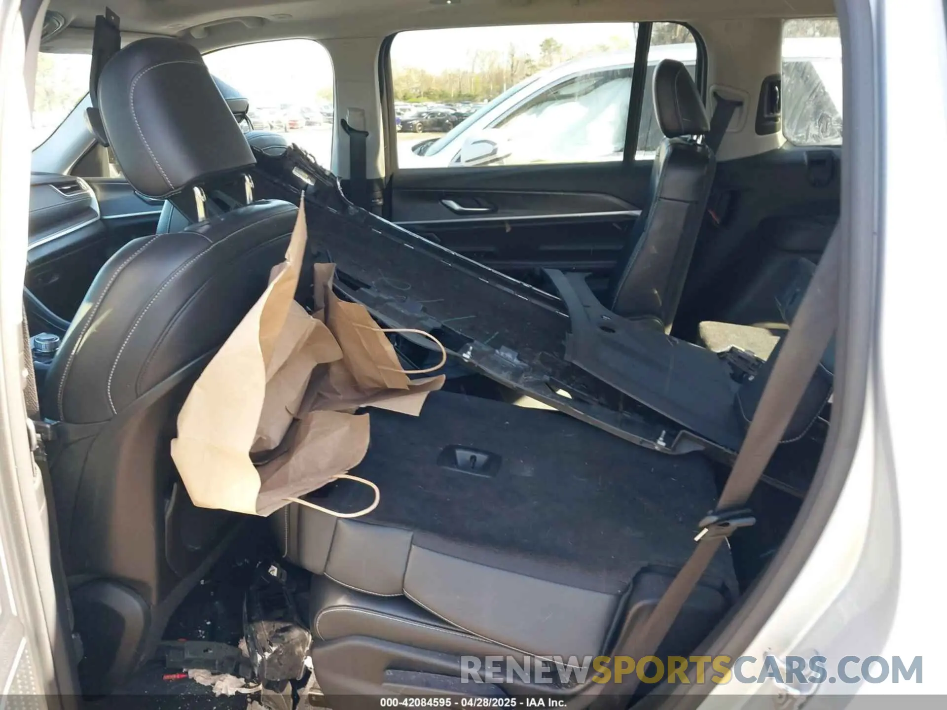 8 Photograph of a damaged car 1C4RJKBG1M8109598 JEEP GRAND CHEROKEE L 2021