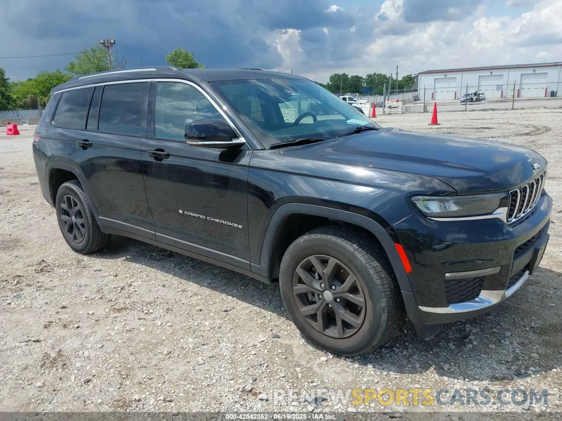 1 Photograph of a damaged car 1C4RJKBG1M8130354 JEEP GRAND CHEROKEE L 2021