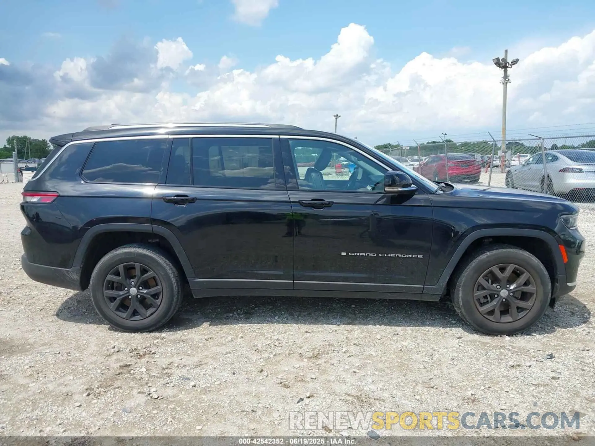 13 Photograph of a damaged car 1C4RJKBG1M8130354 JEEP GRAND CHEROKEE L 2021