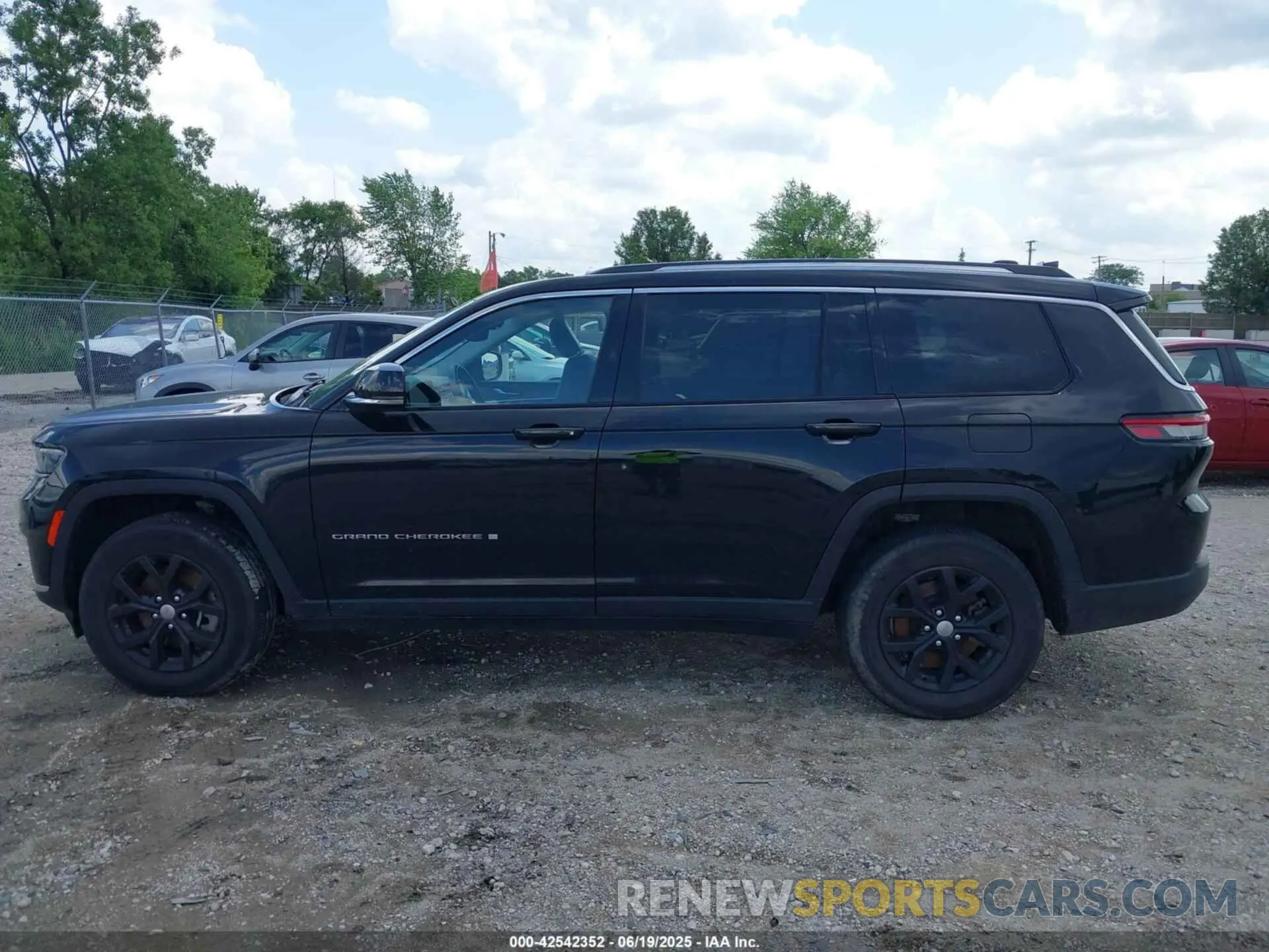 14 Photograph of a damaged car 1C4RJKBG1M8130354 JEEP GRAND CHEROKEE L 2021