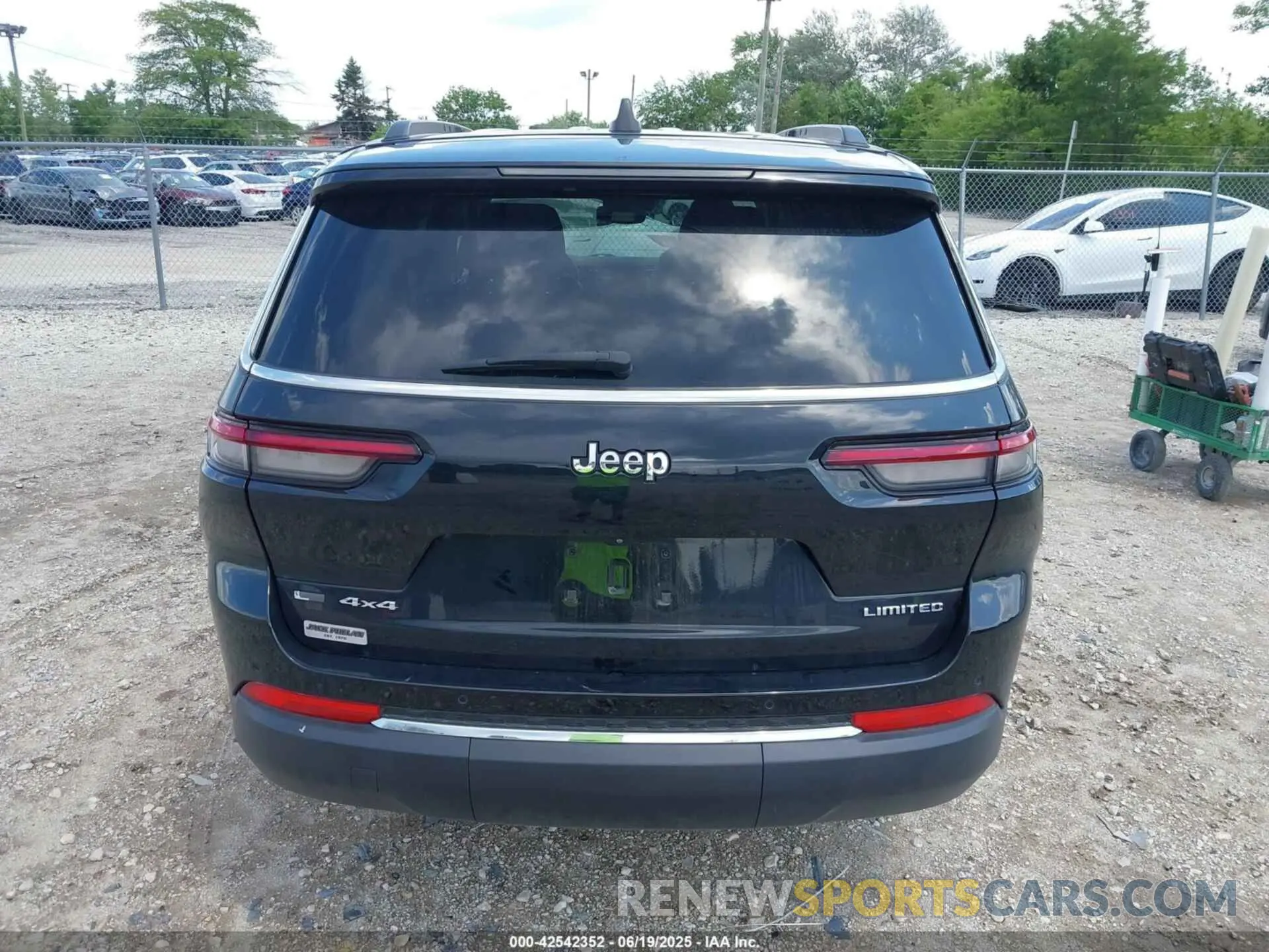 16 Photograph of a damaged car 1C4RJKBG1M8130354 JEEP GRAND CHEROKEE L 2021