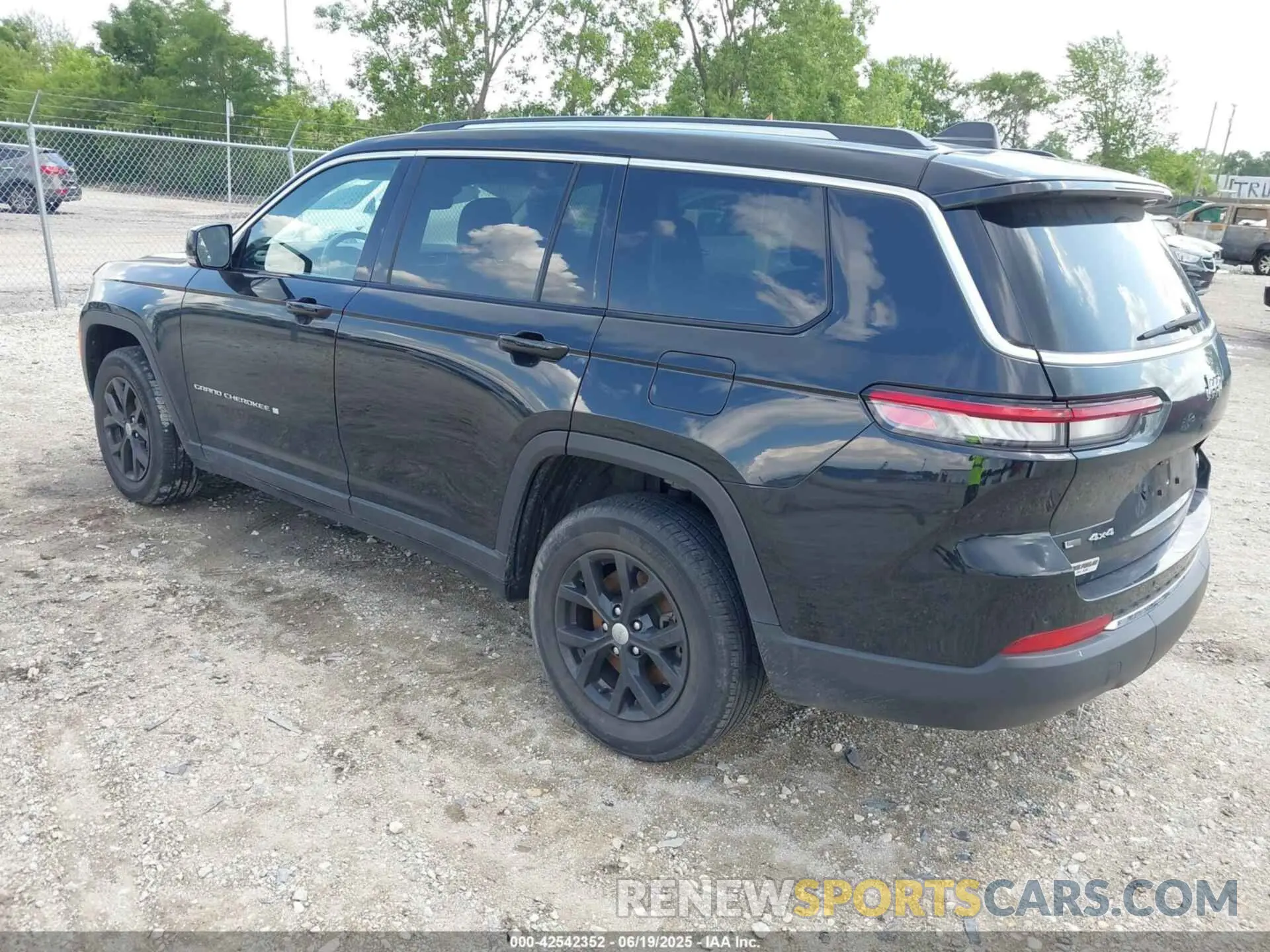 3 Photograph of a damaged car 1C4RJKBG1M8130354 JEEP GRAND CHEROKEE L 2021