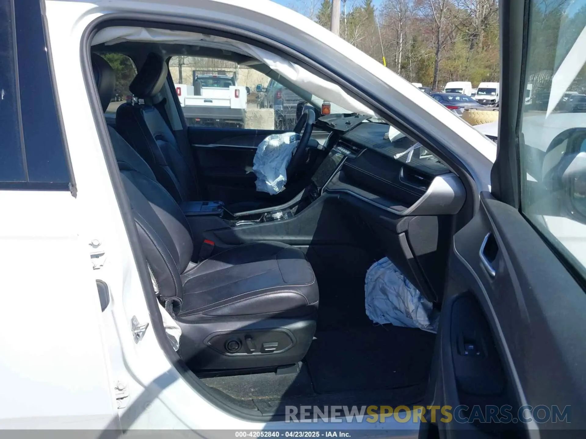 5 Photograph of a damaged car 1C4RJKBG1M8210916 JEEP GRAND CHEROKEE L 2021