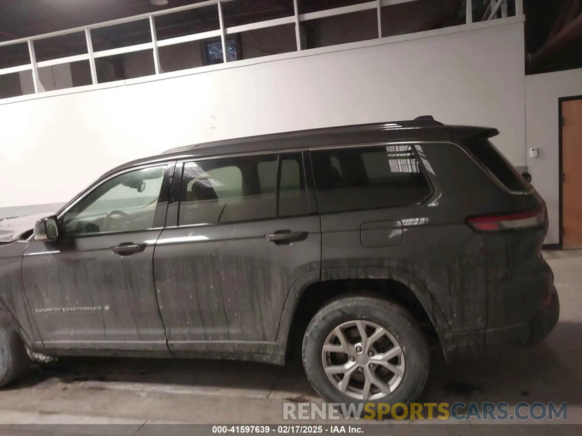 14 Photograph of a damaged car 1C4RJKBG2M8211010 JEEP GRAND CHEROKEE L 2021