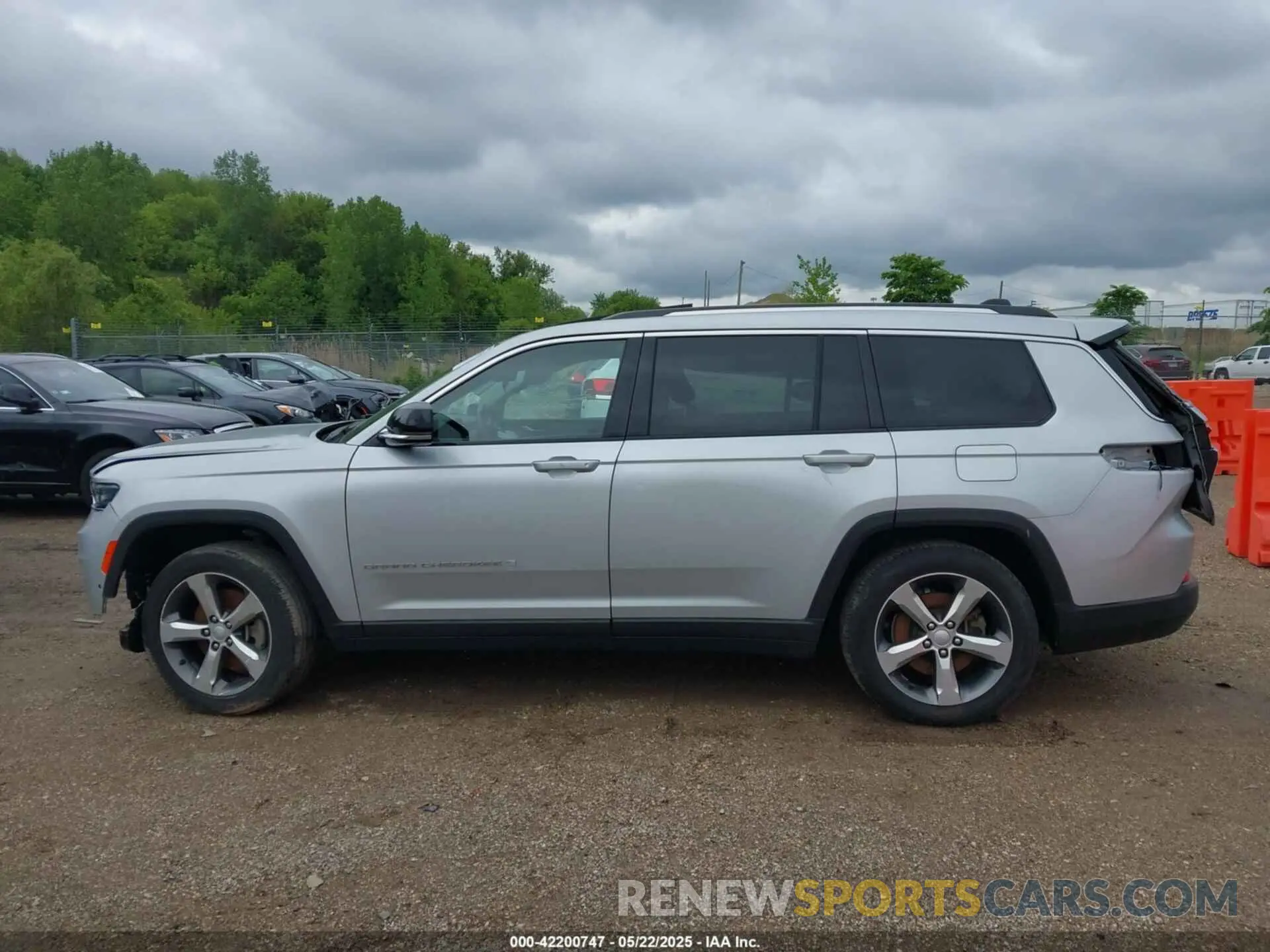 13 Photograph of a damaged car 1C4RJKBG3M8114379 JEEP GRAND CHEROKEE L 2021