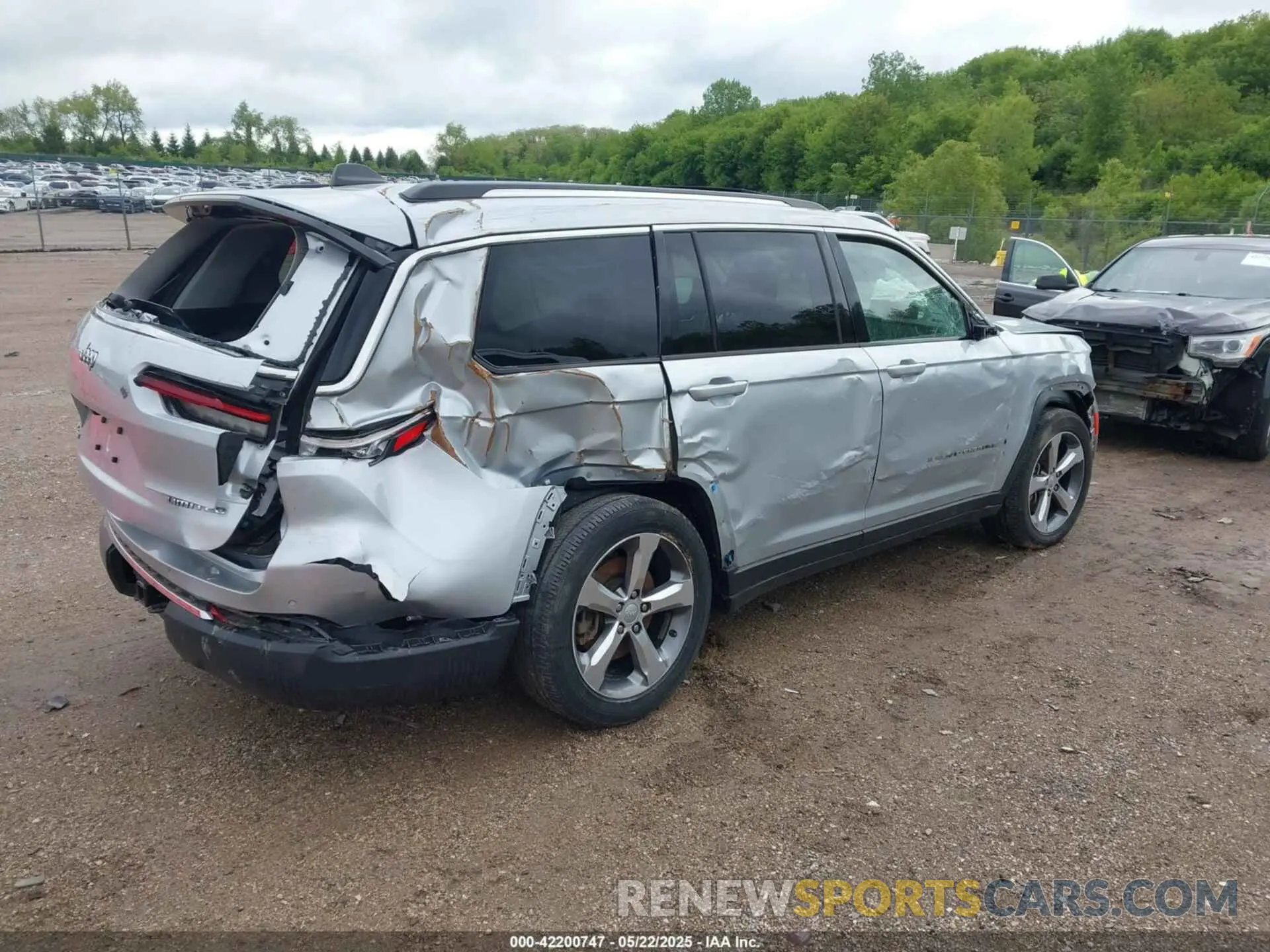 4 Photograph of a damaged car 1C4RJKBG3M8114379 JEEP GRAND CHEROKEE L 2021