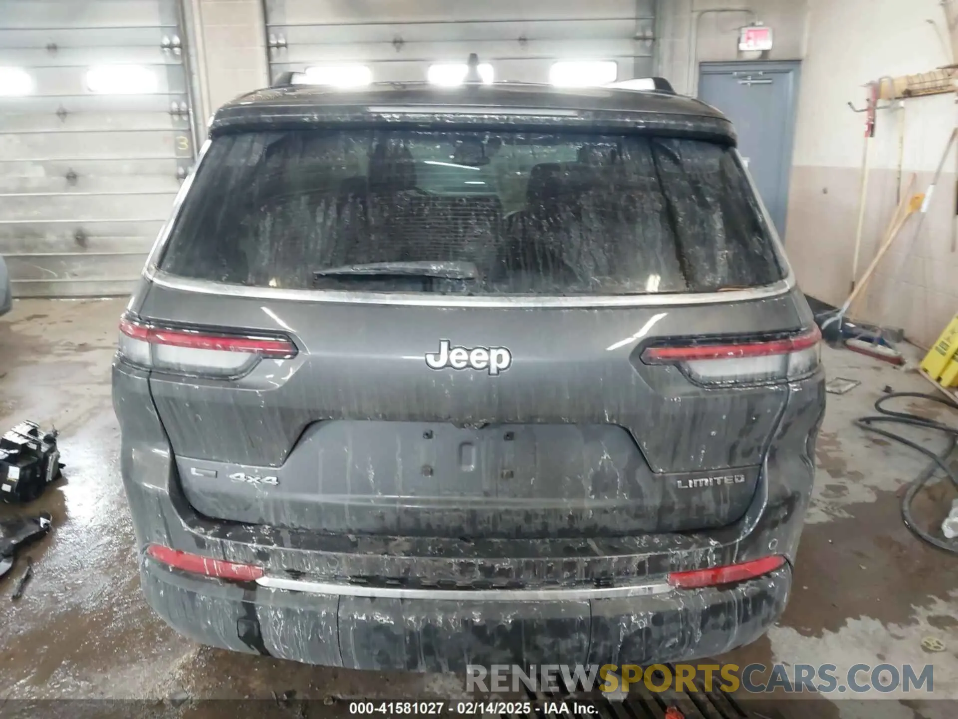 17 Photograph of a damaged car 1C4RJKBG3M8171598 JEEP GRAND CHEROKEE L 2021