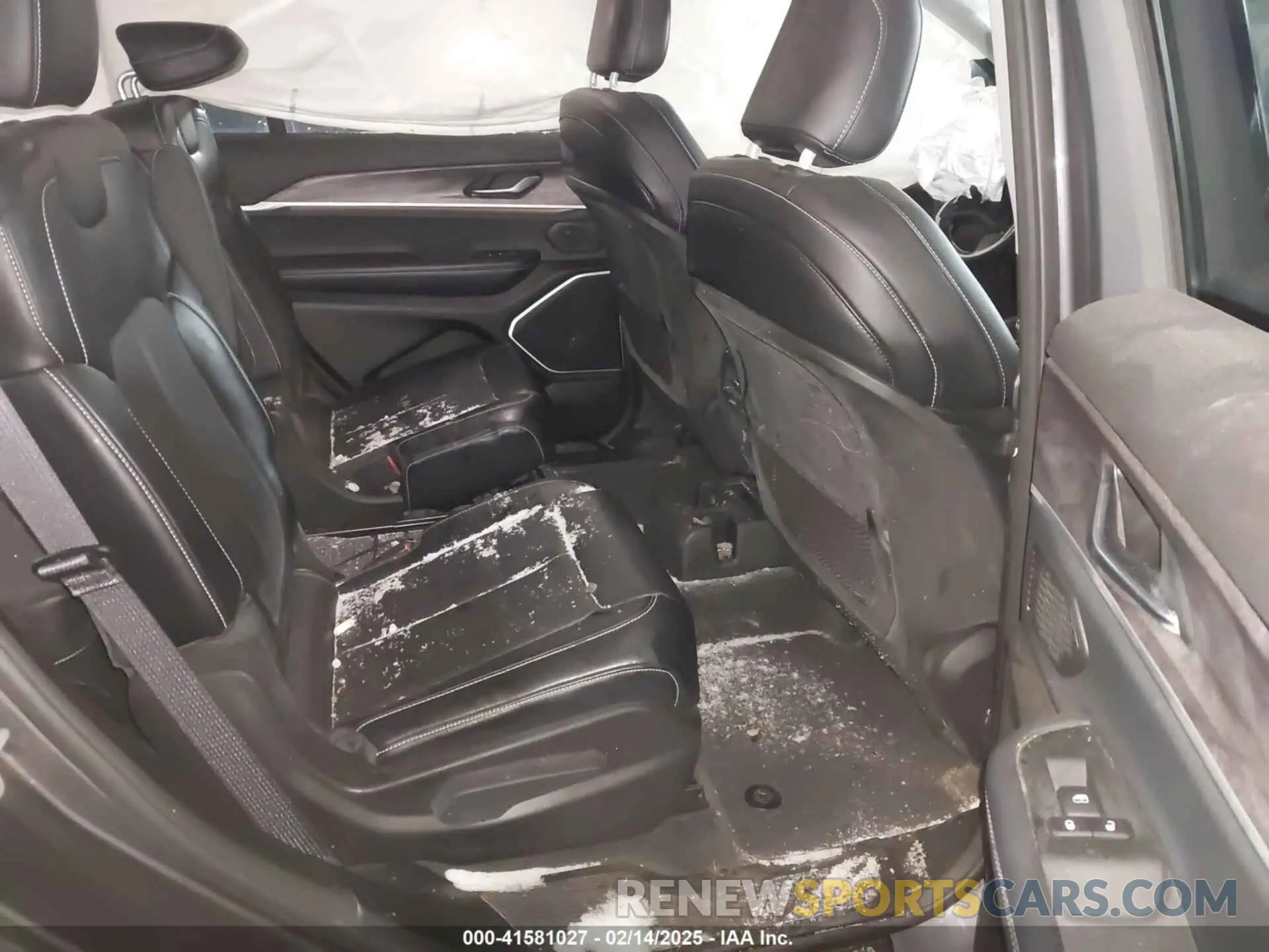 8 Photograph of a damaged car 1C4RJKBG3M8171598 JEEP GRAND CHEROKEE L 2021