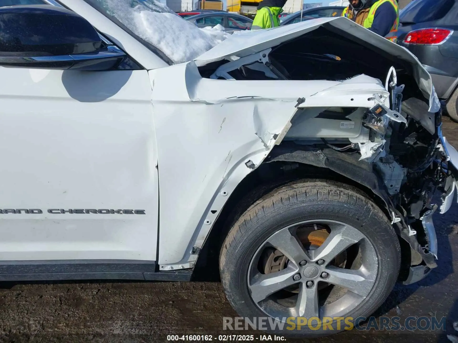 19 Photograph of a damaged car 1C4RJKBG4M8125519 JEEP GRAND CHEROKEE L 2021