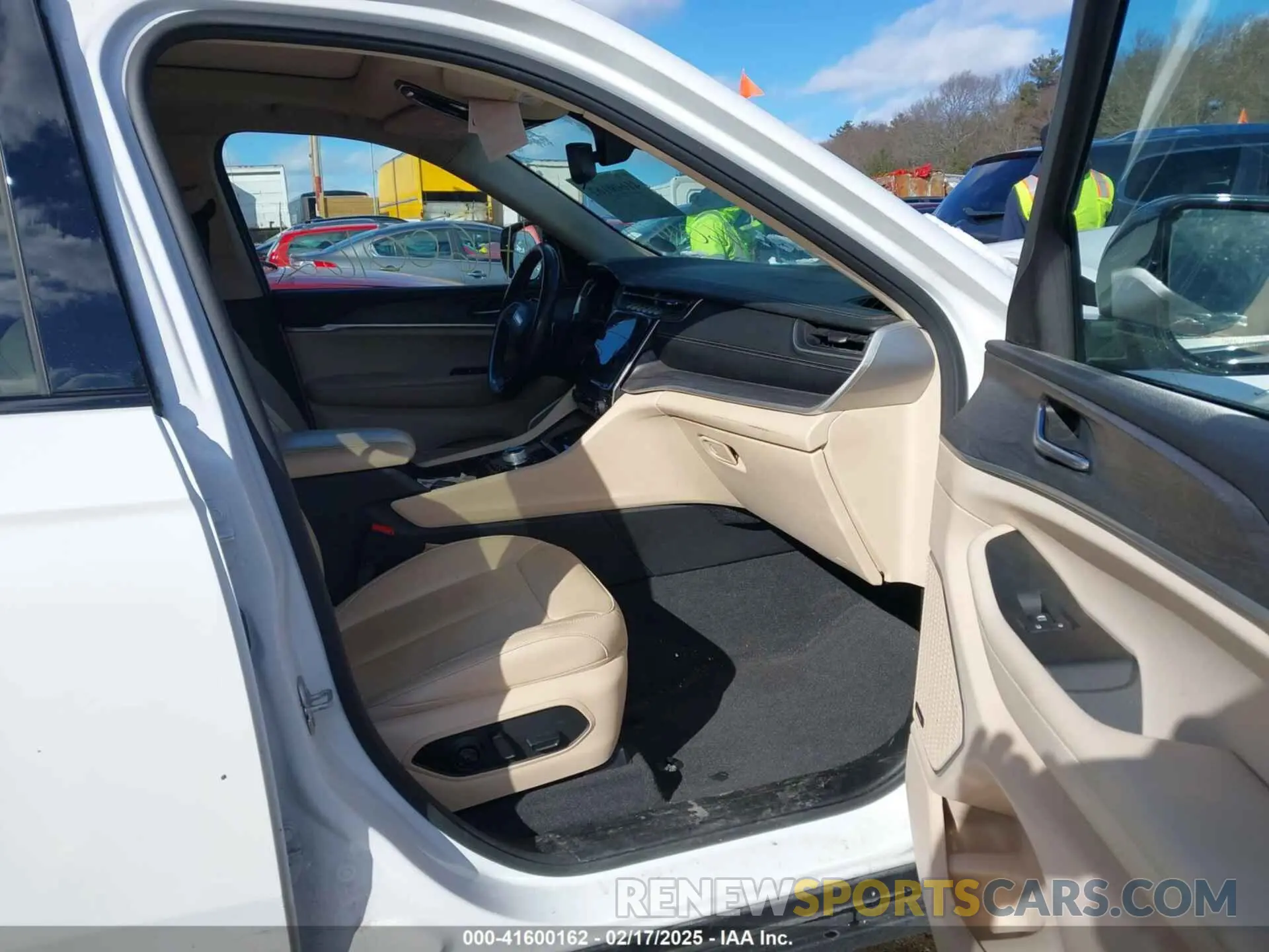 5 Photograph of a damaged car 1C4RJKBG4M8125519 JEEP GRAND CHEROKEE L 2021