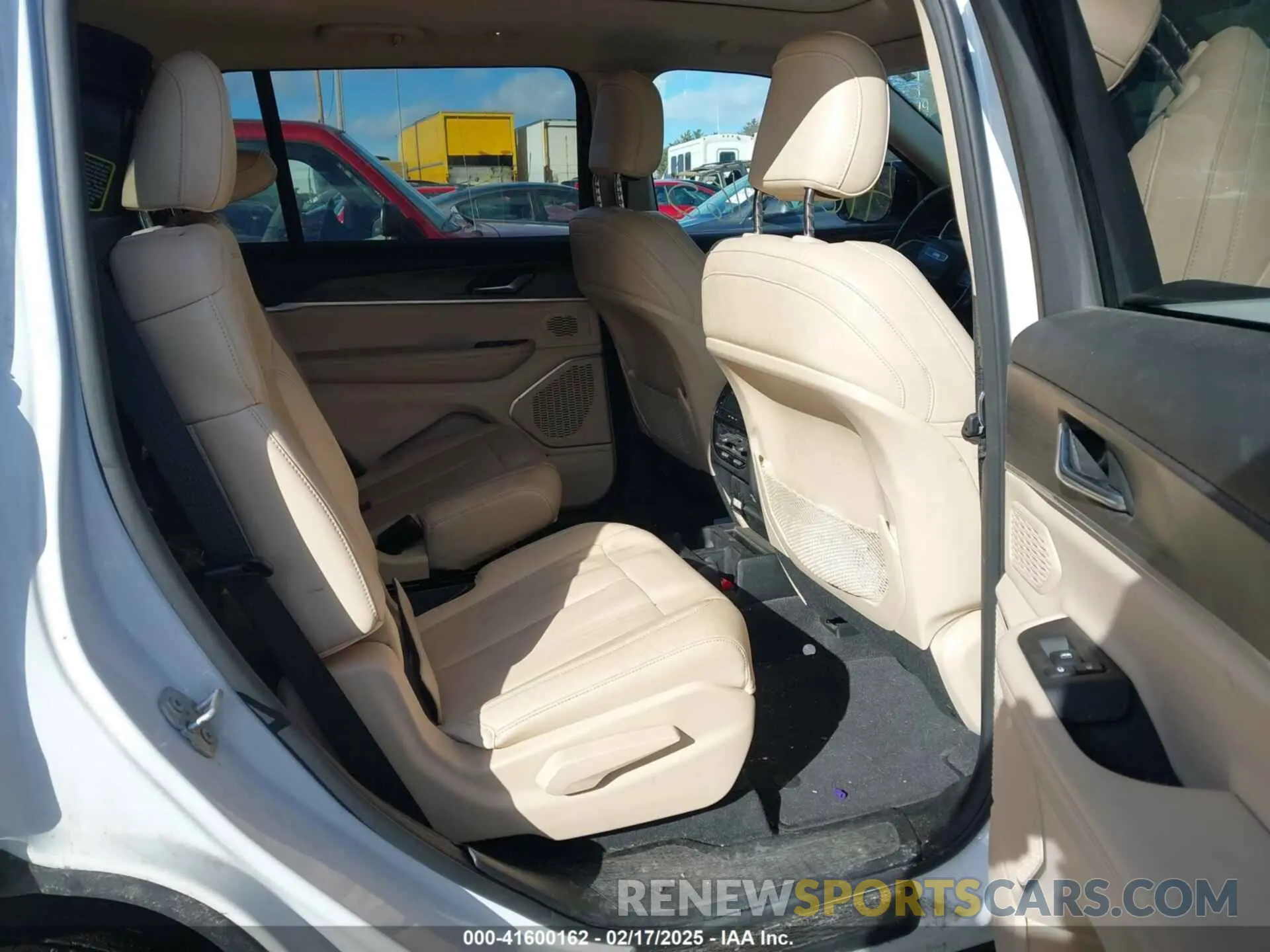 8 Photograph of a damaged car 1C4RJKBG4M8125519 JEEP GRAND CHEROKEE L 2021