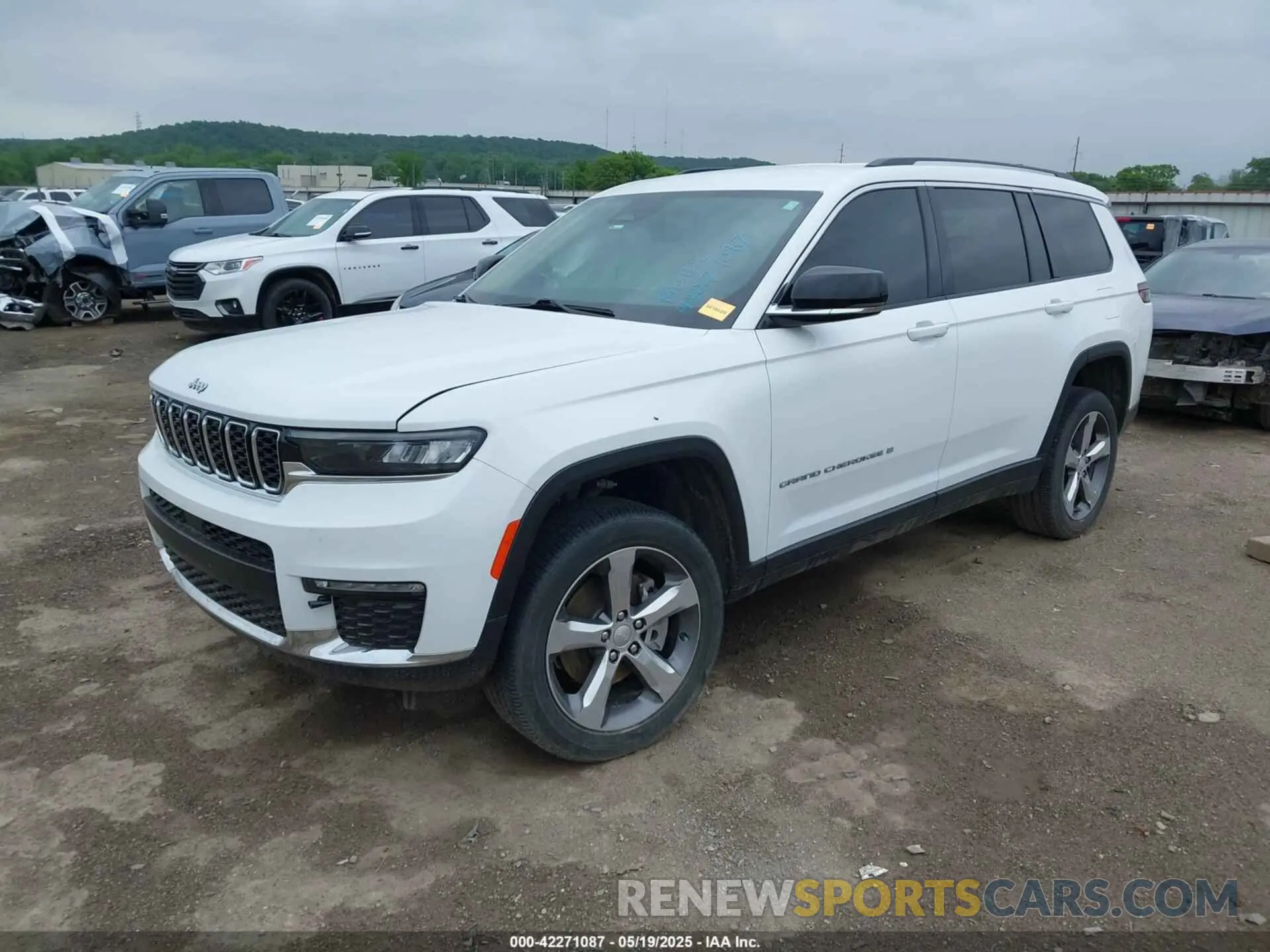 2 Photograph of a damaged car 1C4RJKBG5M8186488 JEEP GRAND CHEROKEE L 2021