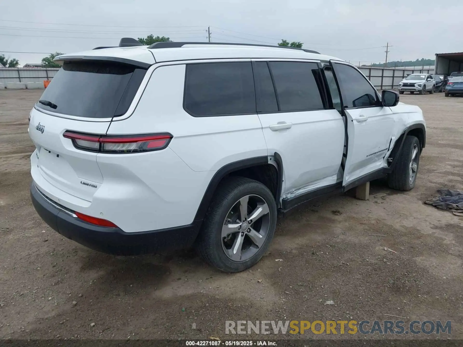 4 Photograph of a damaged car 1C4RJKBG5M8186488 JEEP GRAND CHEROKEE L 2021